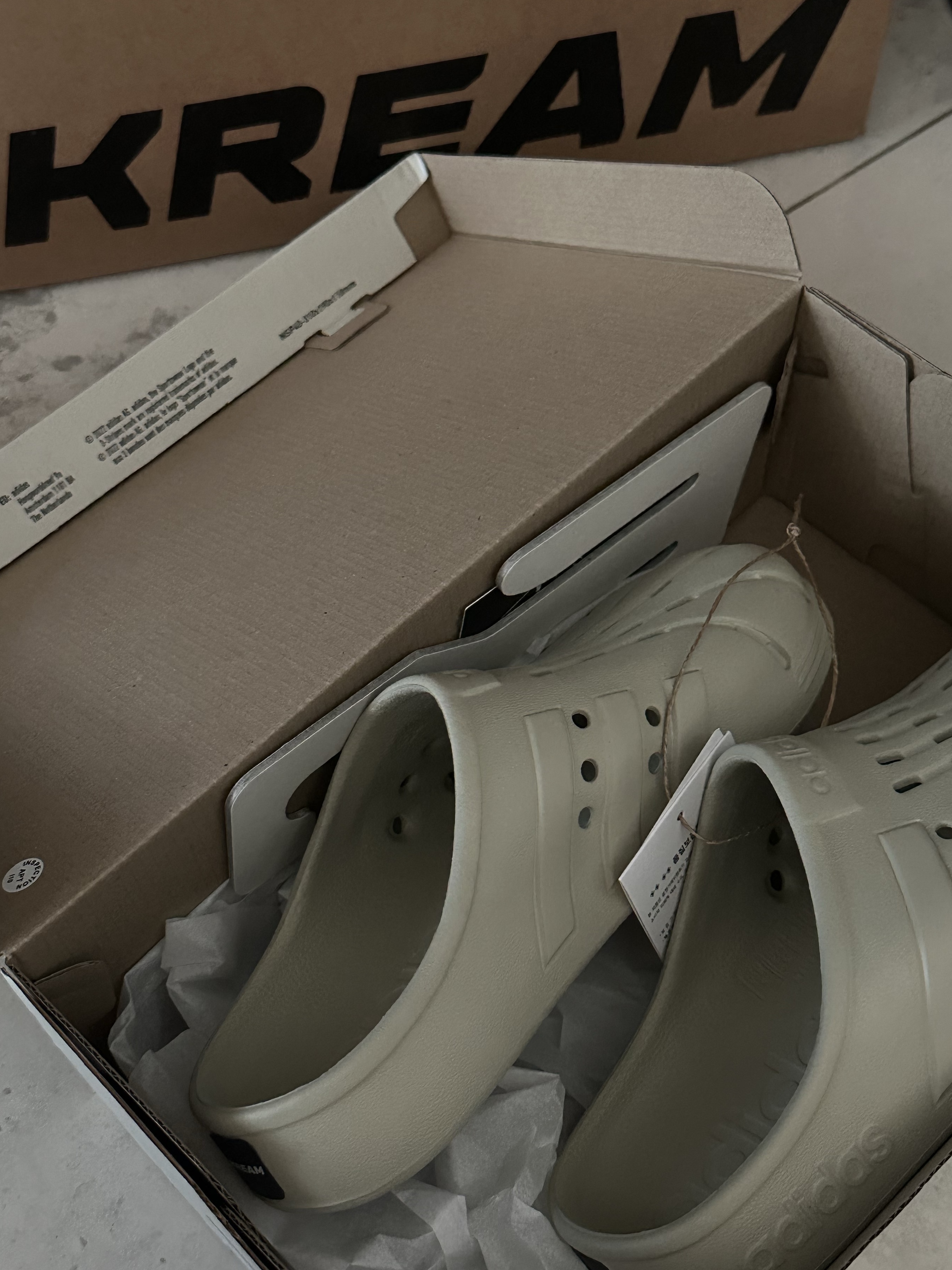 Adidas Adilette Clog Putty Grey 착용 스타일