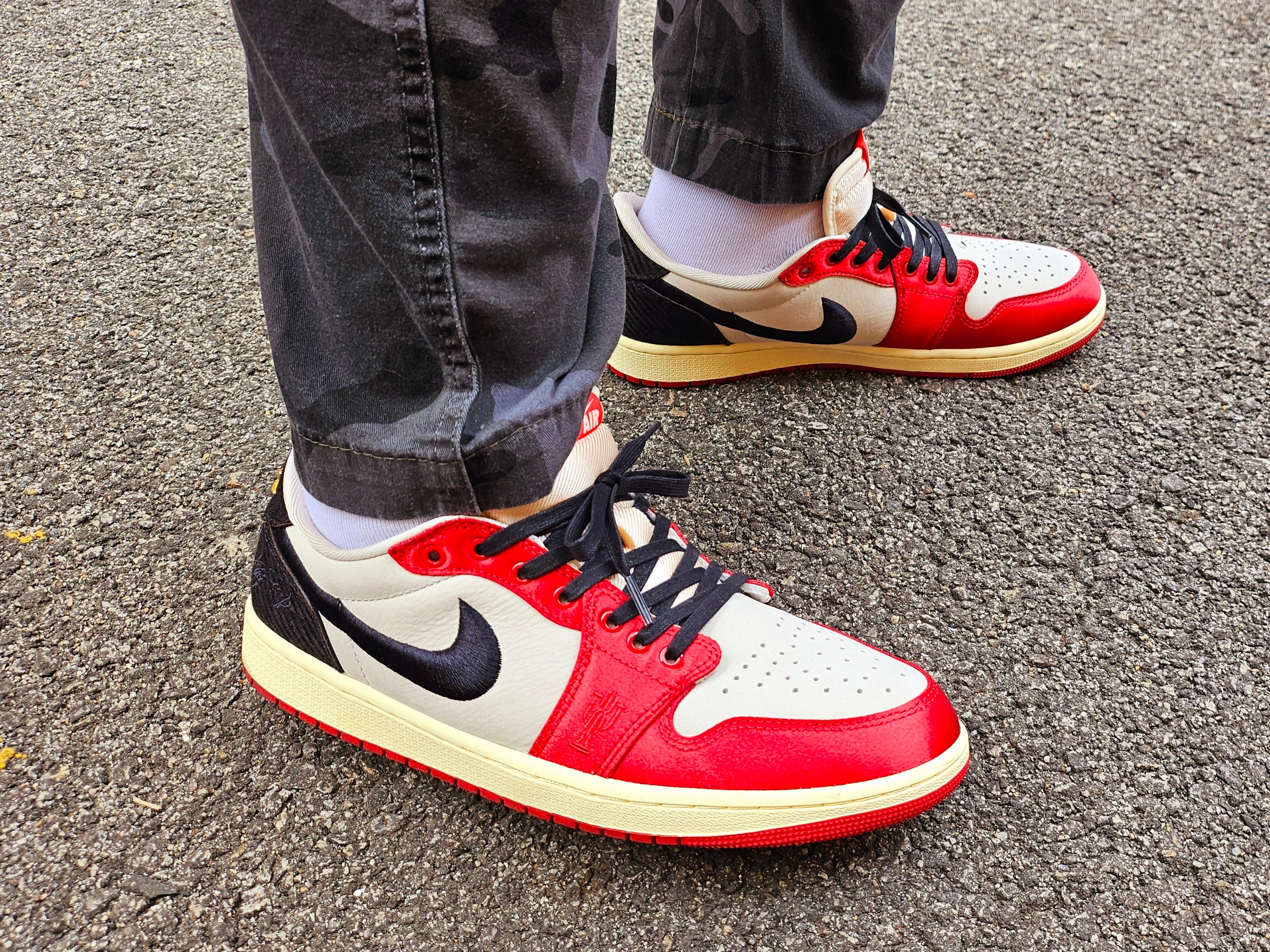 Jordan 1 x Trophy Room Retro Low OG SP Sail Varsity Red, (W) Jordan 1 Retro High Satin Black Toe 착용 스타일 - 3