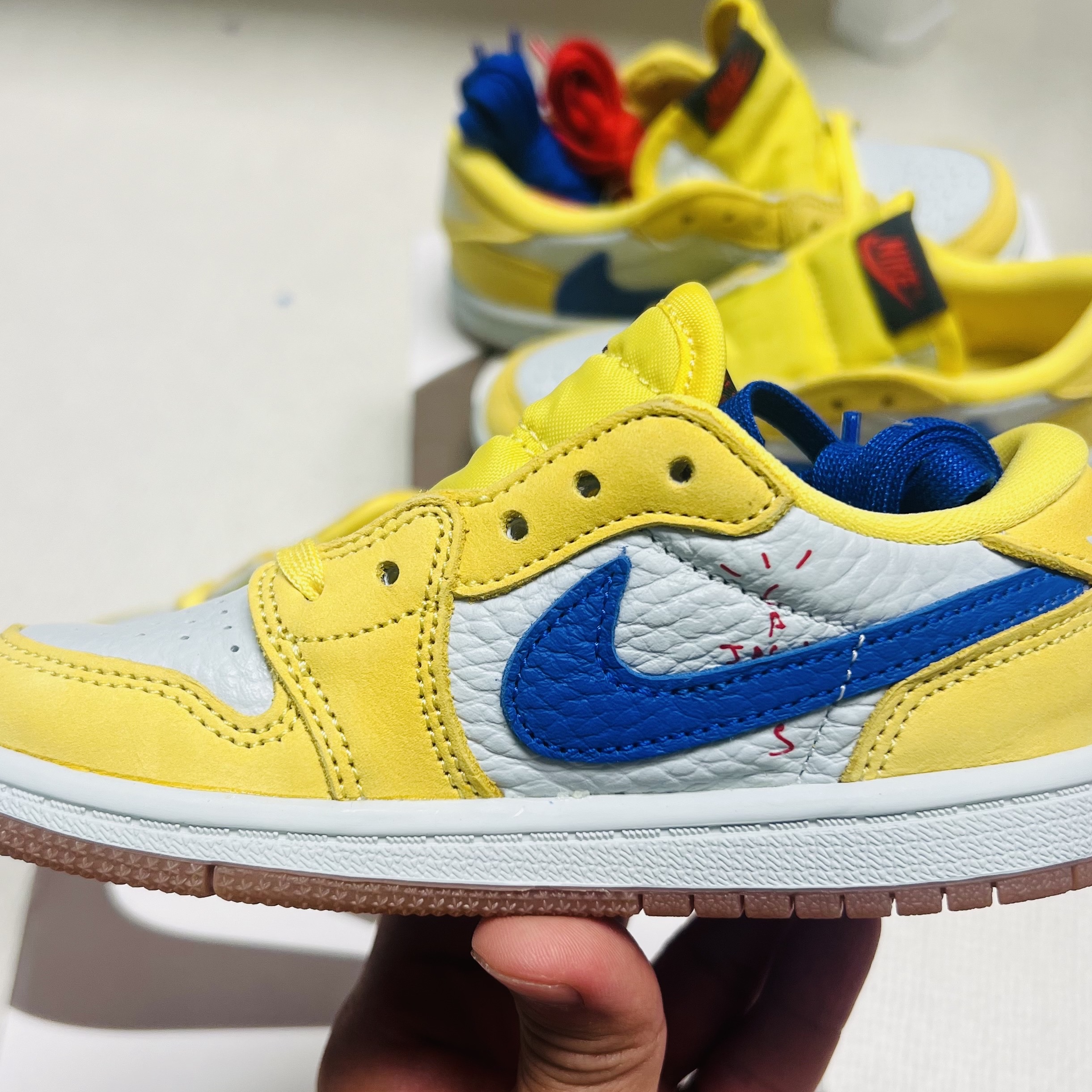 (TD) Jordan 1 x Travis Scott Retro Low OG SP Canary 착용 스타일 - 6