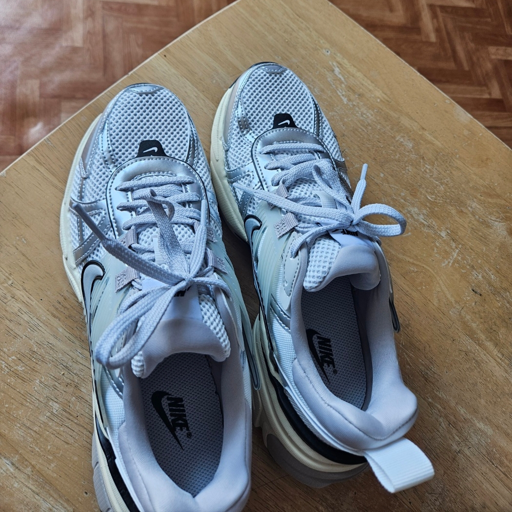 Nike V2K Run Pure Platinum Light Iron Ore 착용 스타일