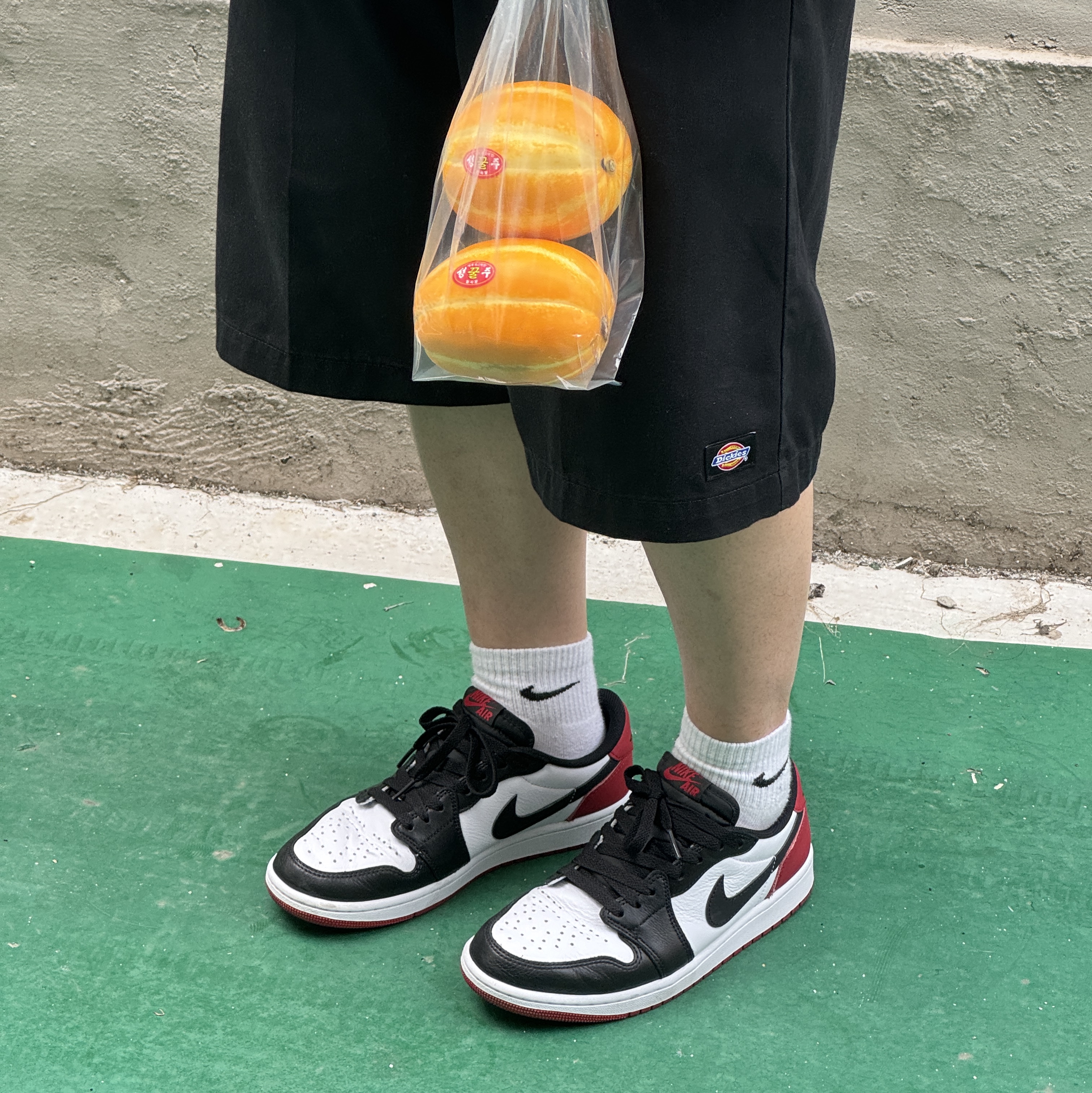 Jordan 1 Retro Low OG Black Toe 착용 스타일 - 1