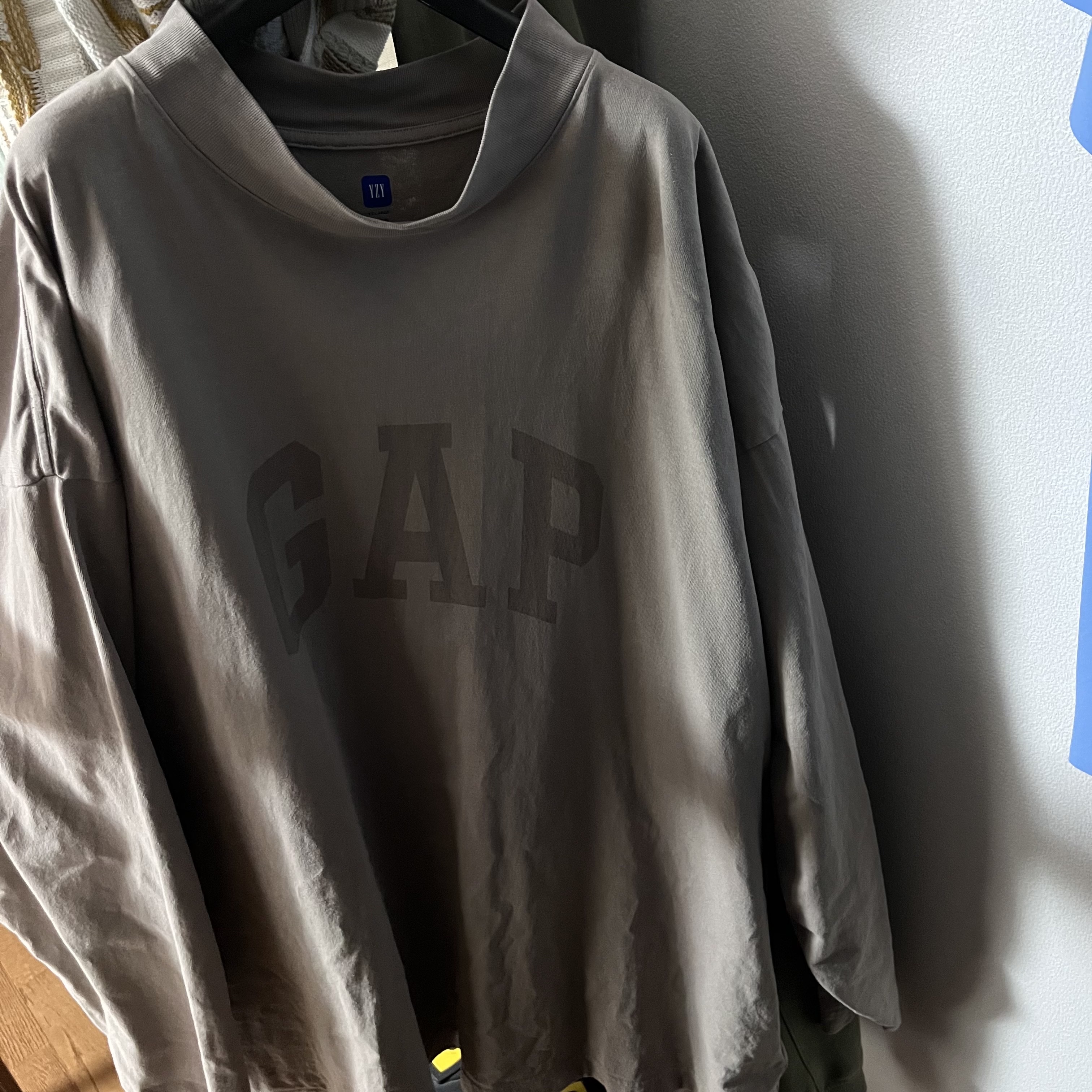 Yeezy Gap Engineered By Balenciaga Dove Long Sleeve T-Shirt Beige 착용 스타일