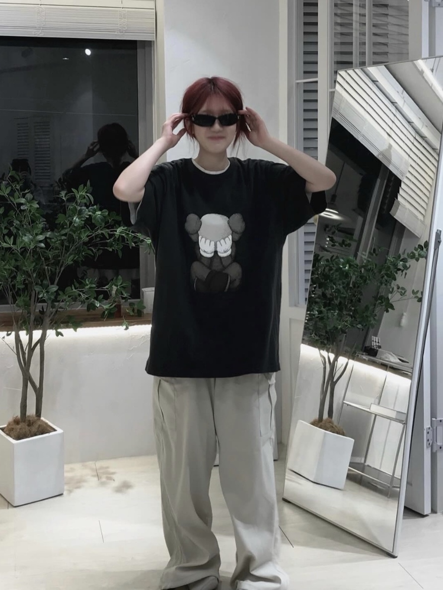 Uniqlo x Kaws Tokyo First T-Shirt Dark Grey - JP 착용 스타일