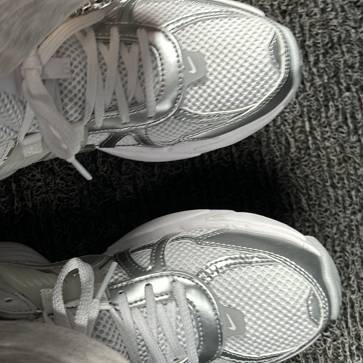 Nike V2K Run Metallic Silver White 착용 스타일