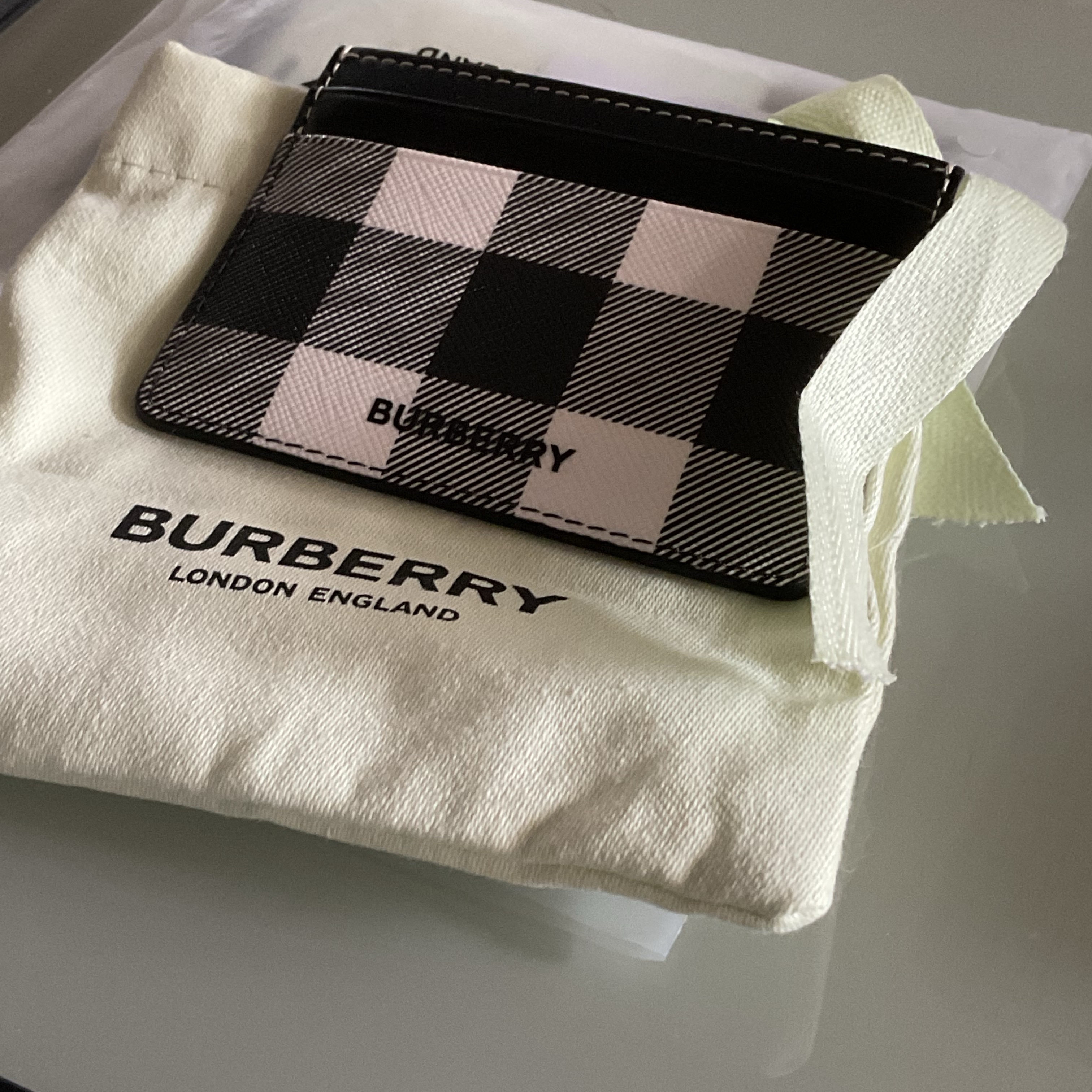 Burberry Exaggerated Check and Leather Card Case Dark Birch Brown 착용 스타일