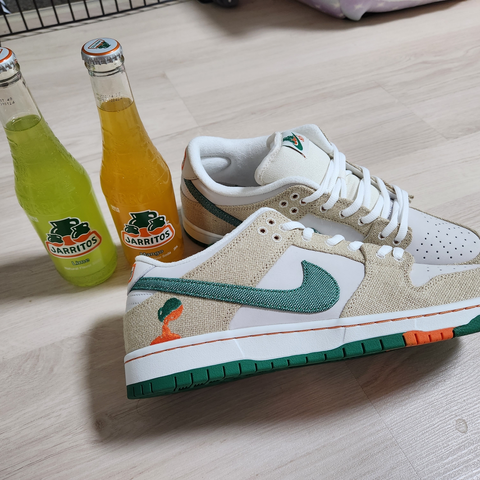 Nike x Jarritos SB Dunk Low Phantom and Malachite 착용 스타일