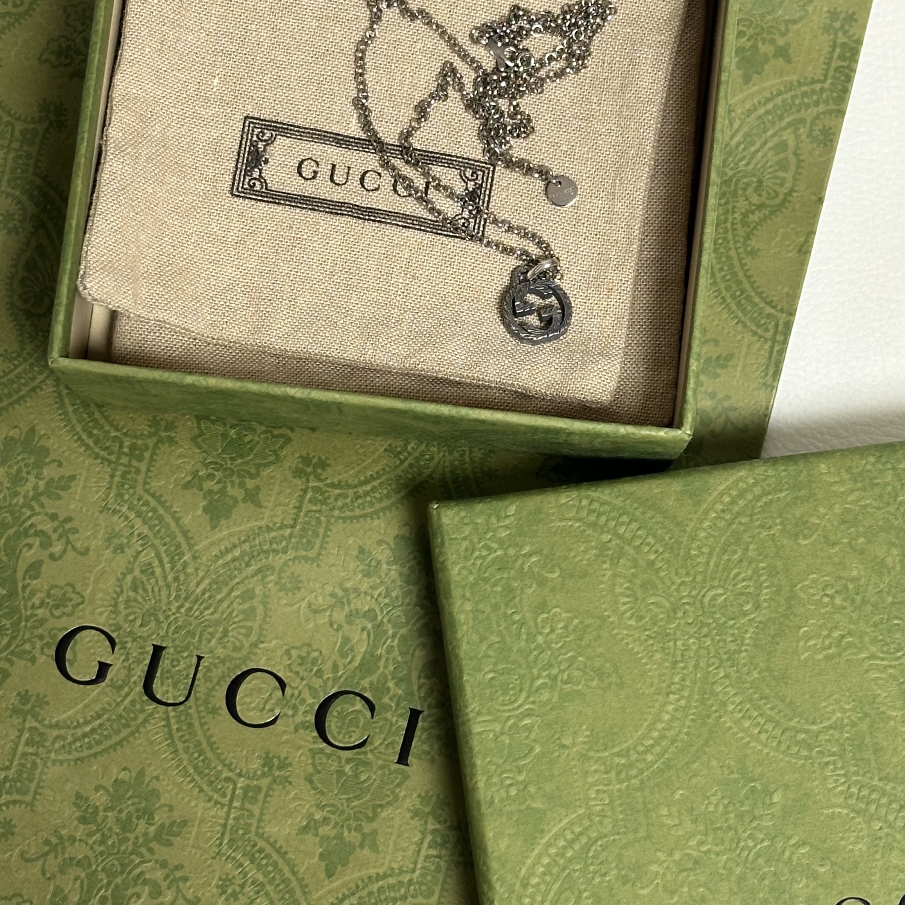 Gucci Interlocking G Pendant Necklace Silver 착용 스타일
