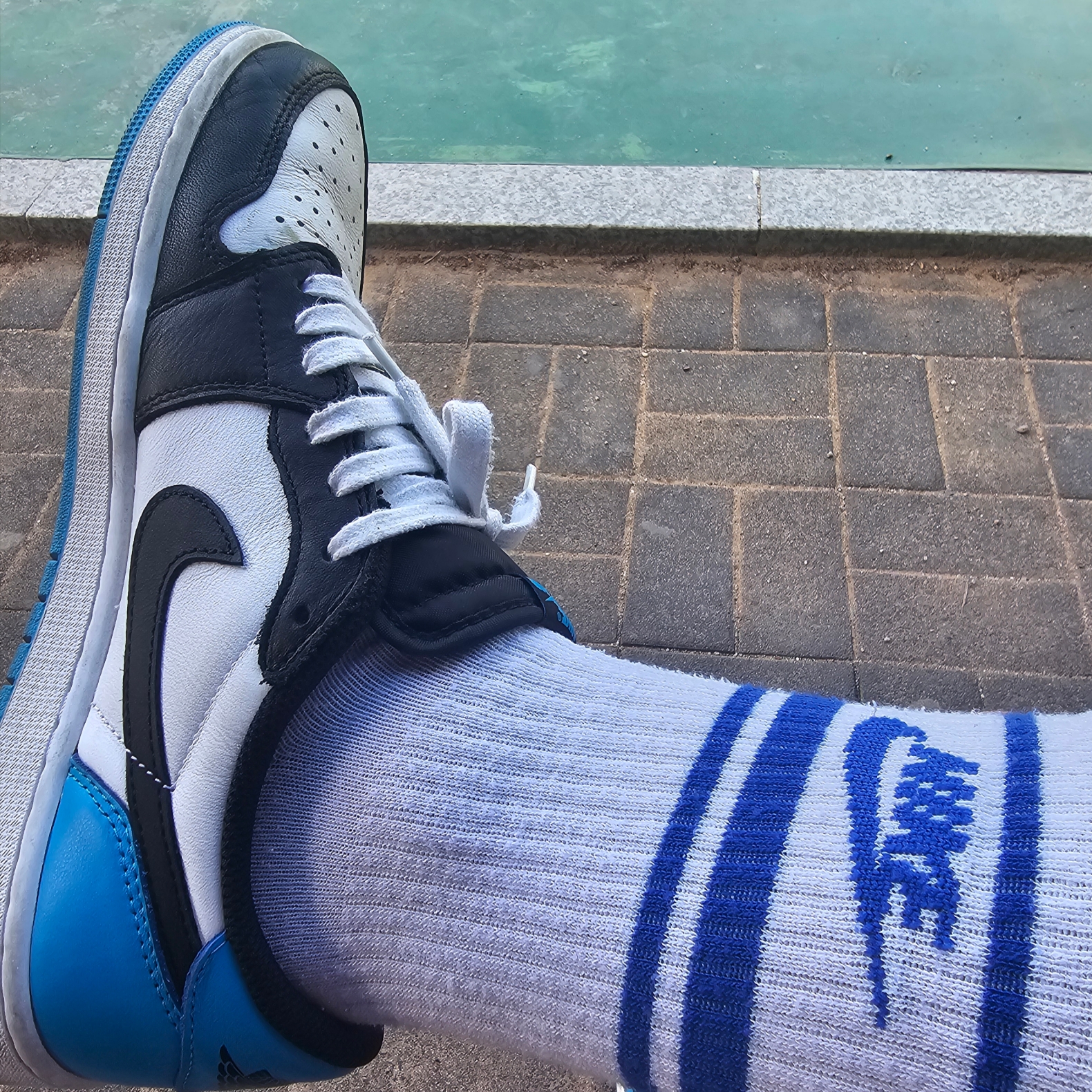Jordan 1 Retro Low OG Black and Dark Powder Blue, Nike NSW Everyday Essential Crew Socks White Game Royal (3 Pack/Korean Ver.) 착용 스타일