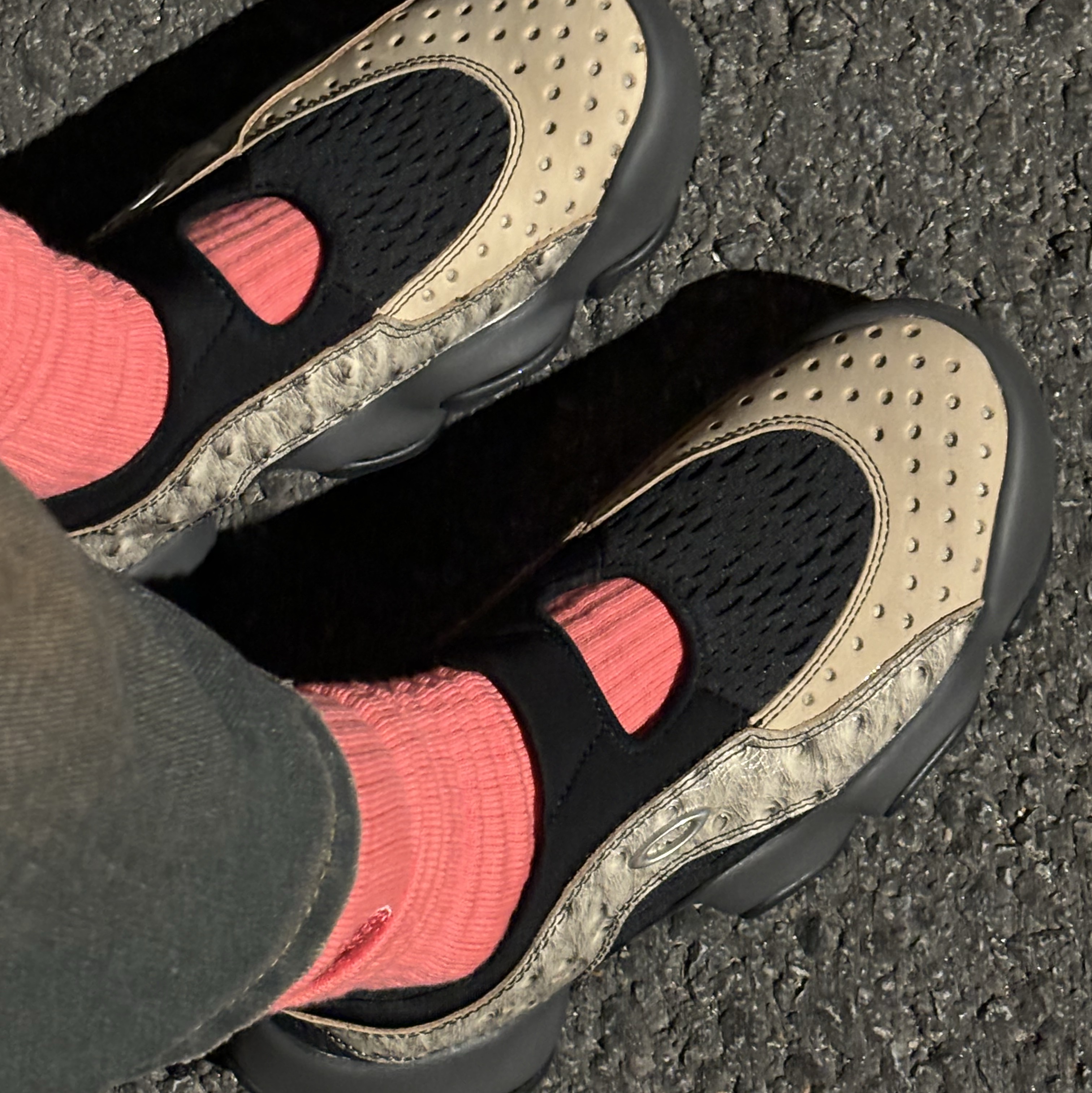 Oakley Factory Team x Brain Dead Ostrich Flesh Sandal Castle Black 착용 스타일 - 3