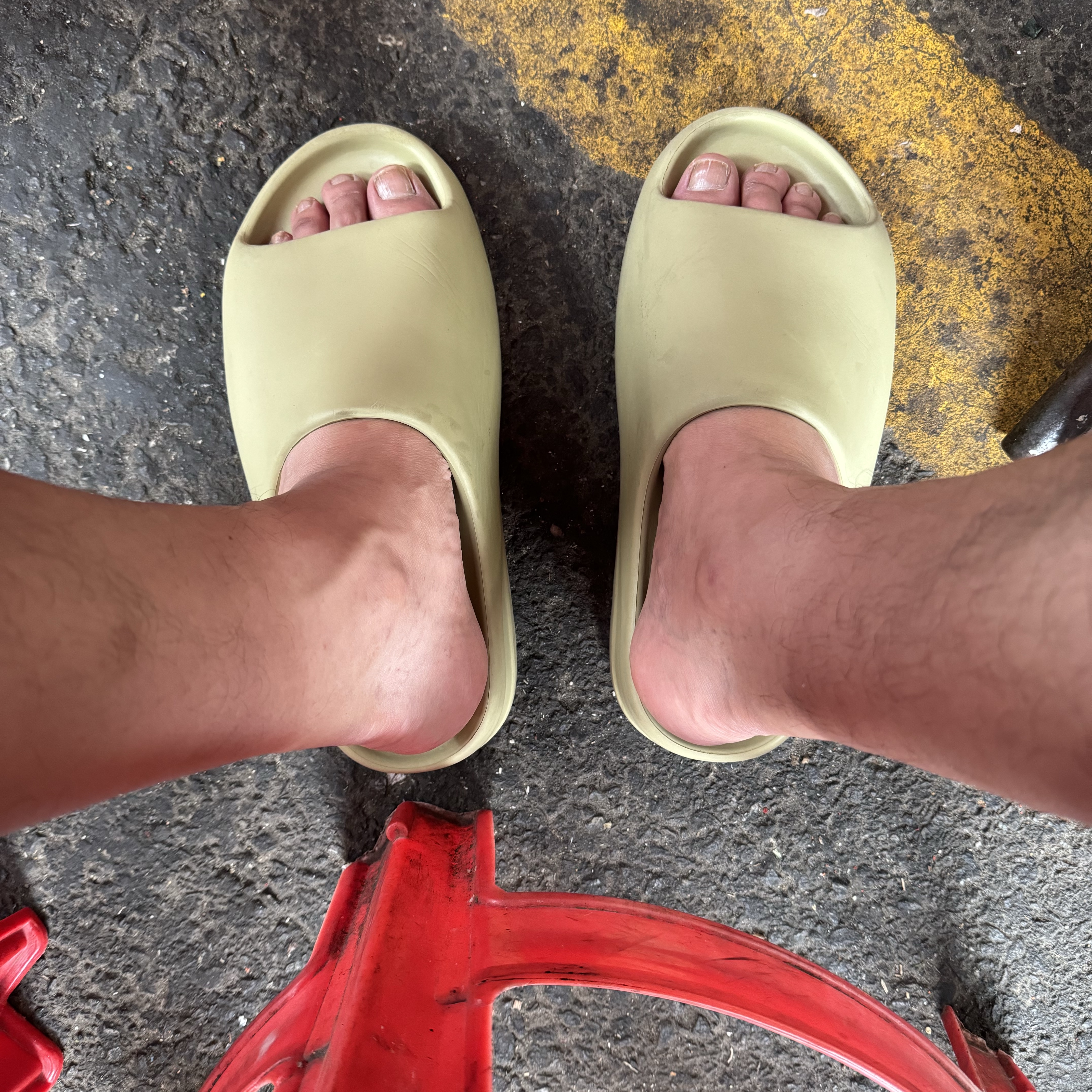 Adidas Yeezy Slide Resin 2021 착용 스타일 - 1