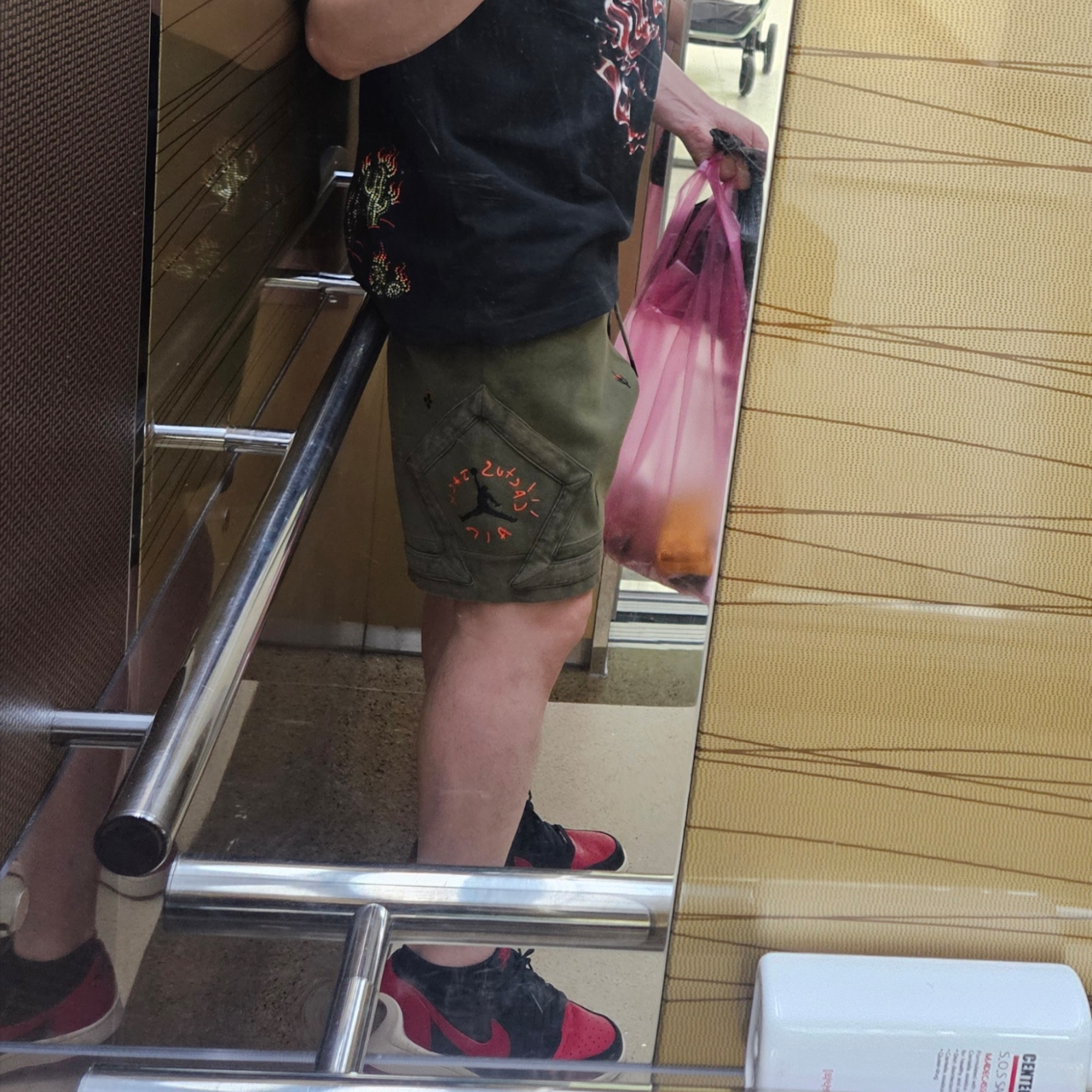 Jordan x Travis Scott T-Shirt Black - Asia, Jordan x Travis Scott Washed Suede Shorts 착용 스타일