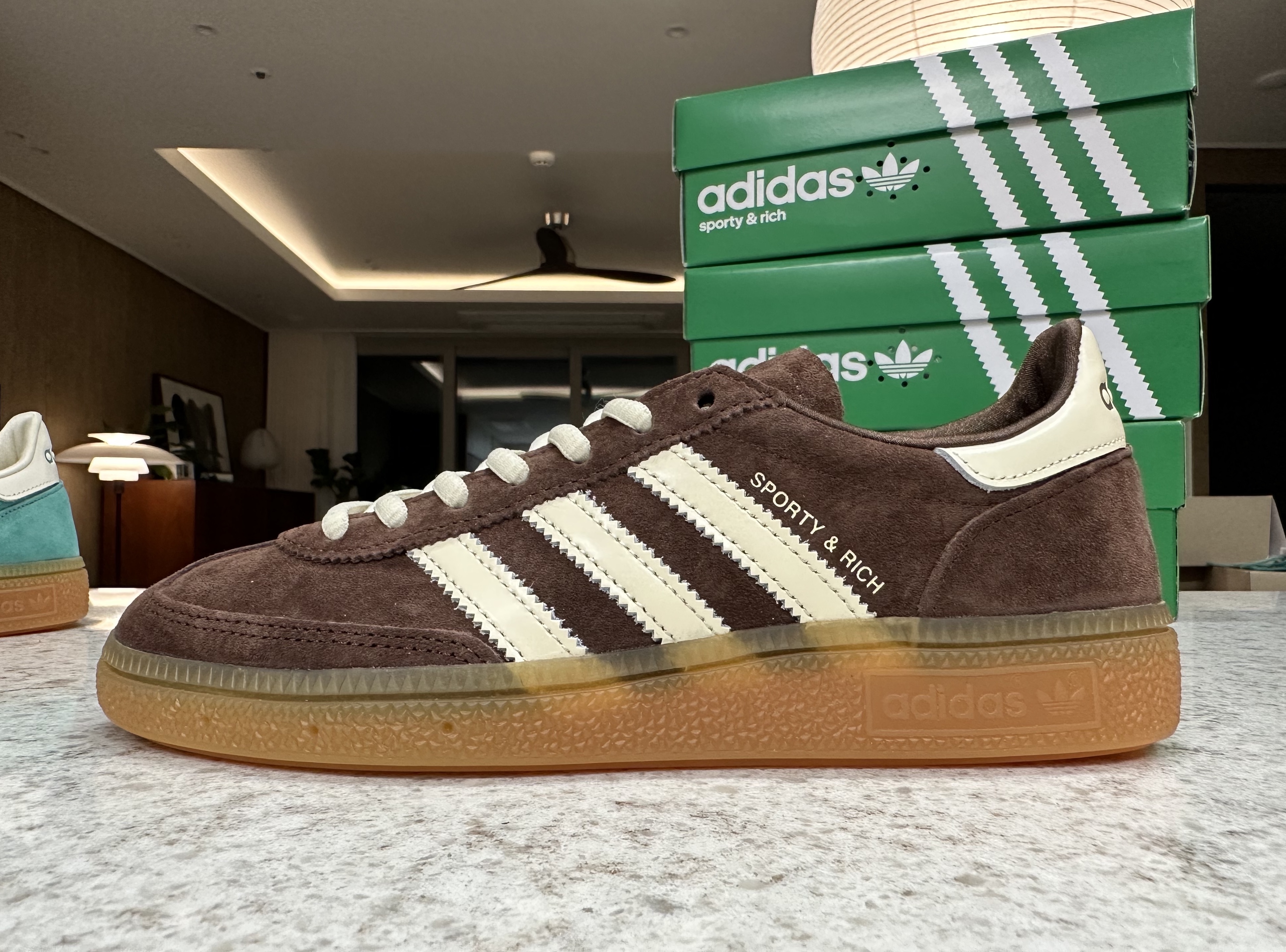 Adidas x Sporty & Rich Spezial Handball Pantone Cream White, Adidas x Sporty & Rich Spezial Handball Auburn Cream White 착용 스타일 - 7