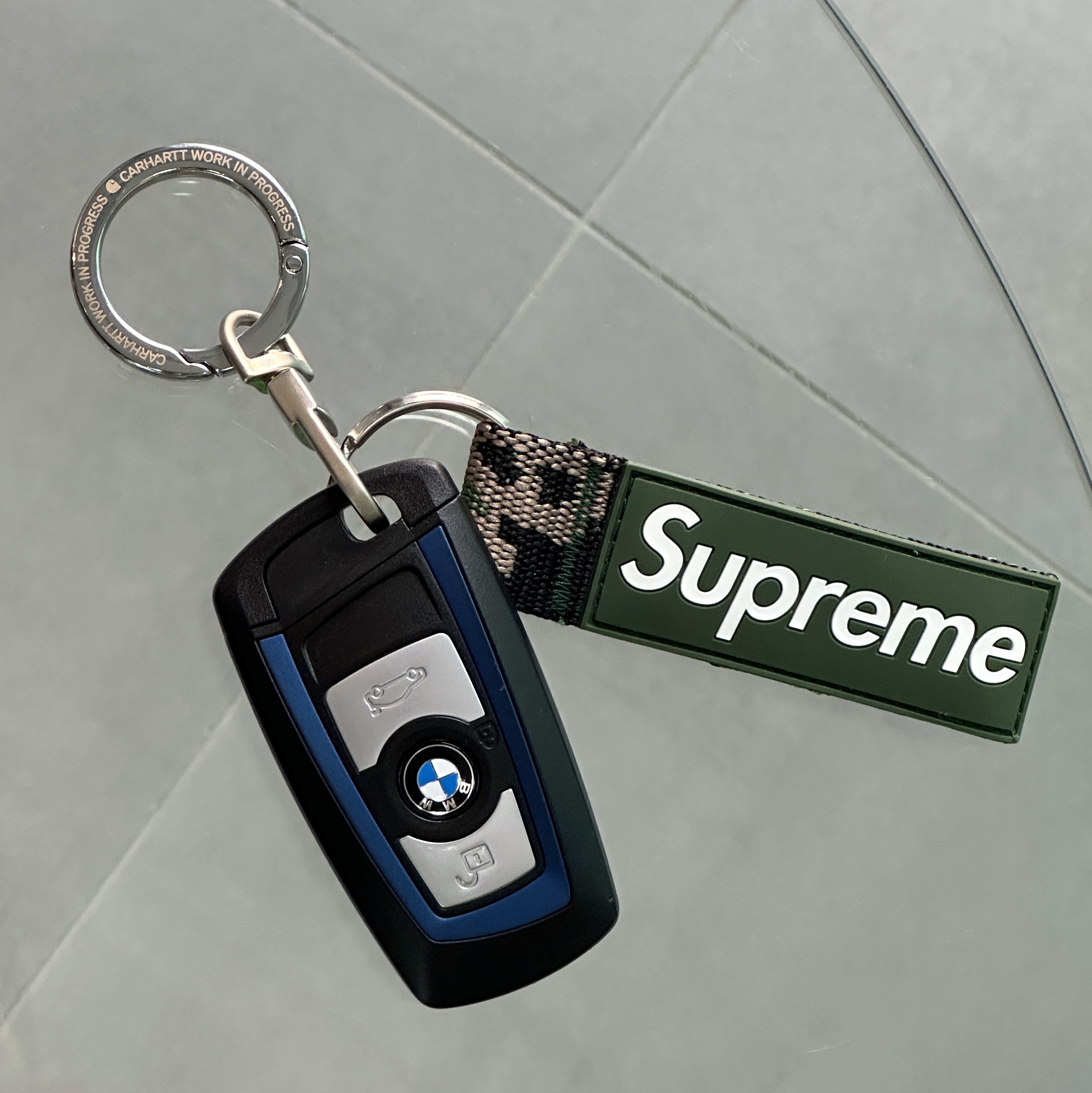 Supreme Webbing Keychain Green Camo - 23SS 착용 스타일