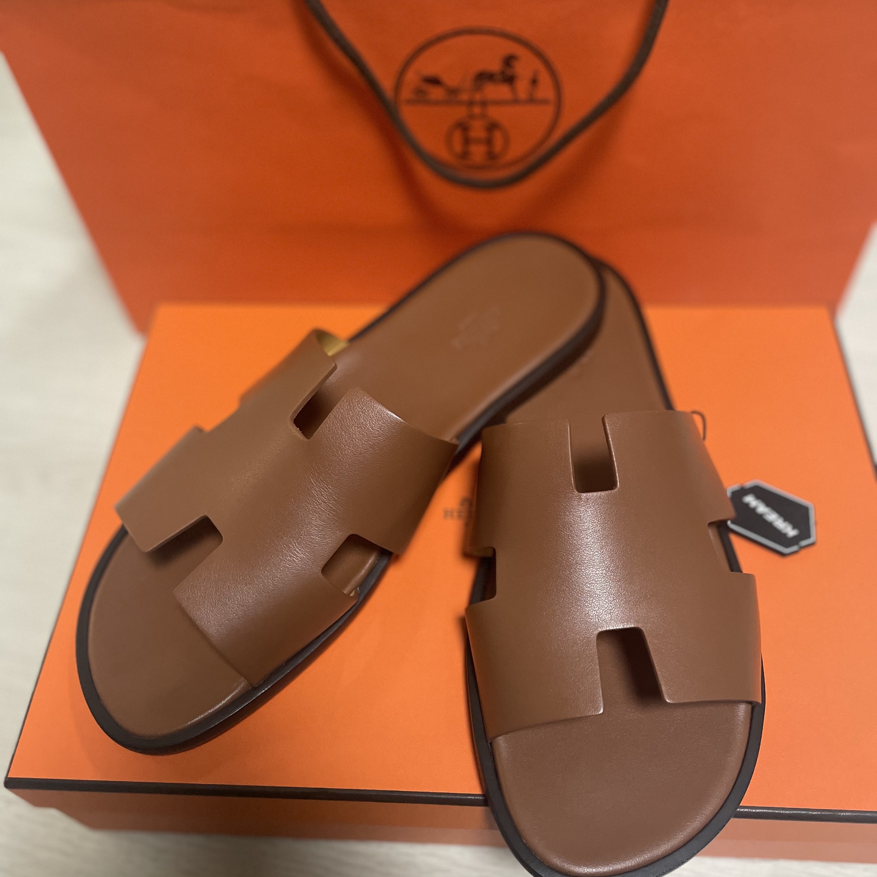 Hermes Izmir Sandal Calfskin & Gold 착용 스타일