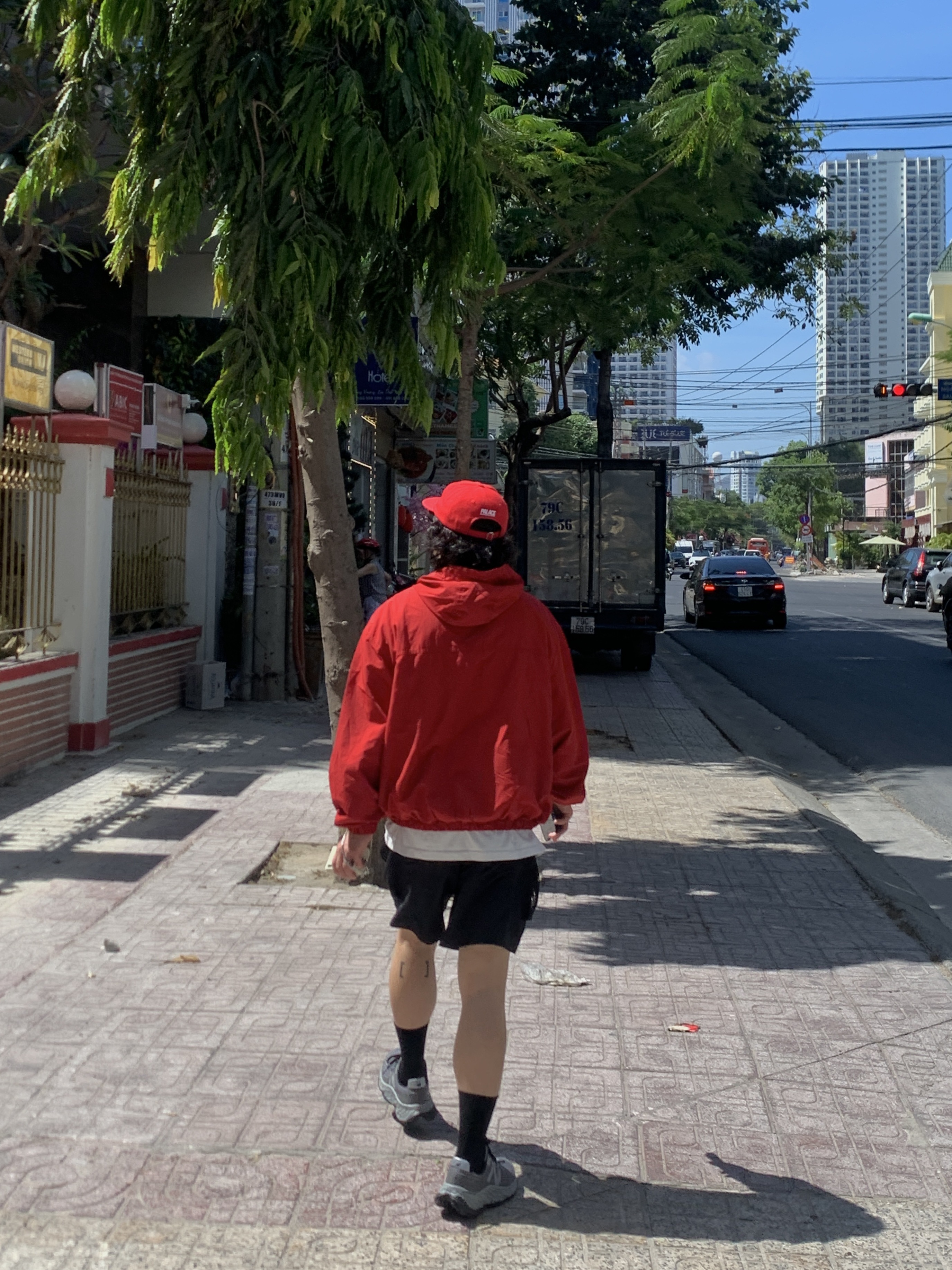 Palace Gigantic Pal Hat Red - 23SS, New Balance x Cayl Fresh Foam X More Trail v3 Shadow Grey 착용 스타일 - 4