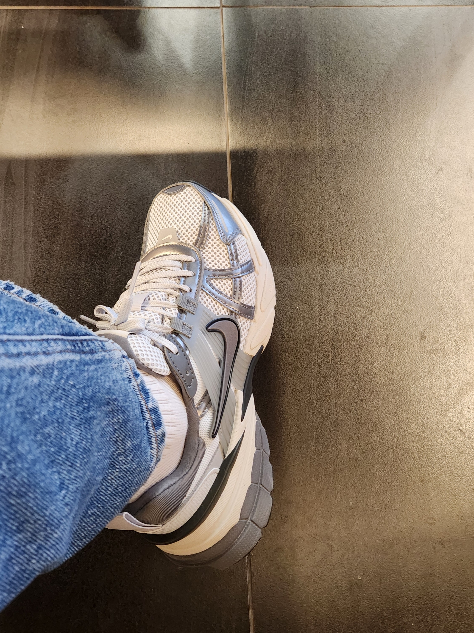 Nike V2K Run Pure Platinum Wolf Grey 착용 스타일