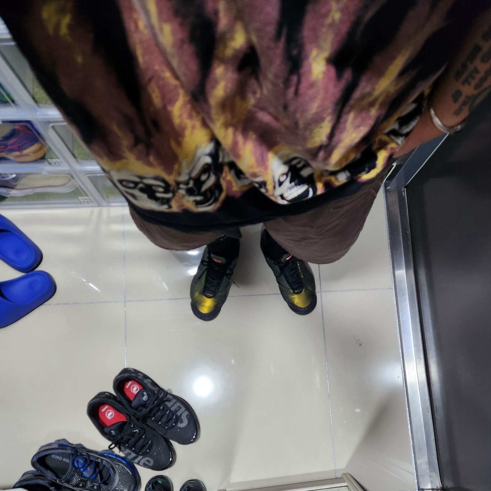 Supreme x MM6 Maison Margiela Liquid Blue Oversized T-Shirt Black - 24SS, Nike x Supreme Air zoom Courtposite SP Metallic Gold Black 착용 스타일 - 1