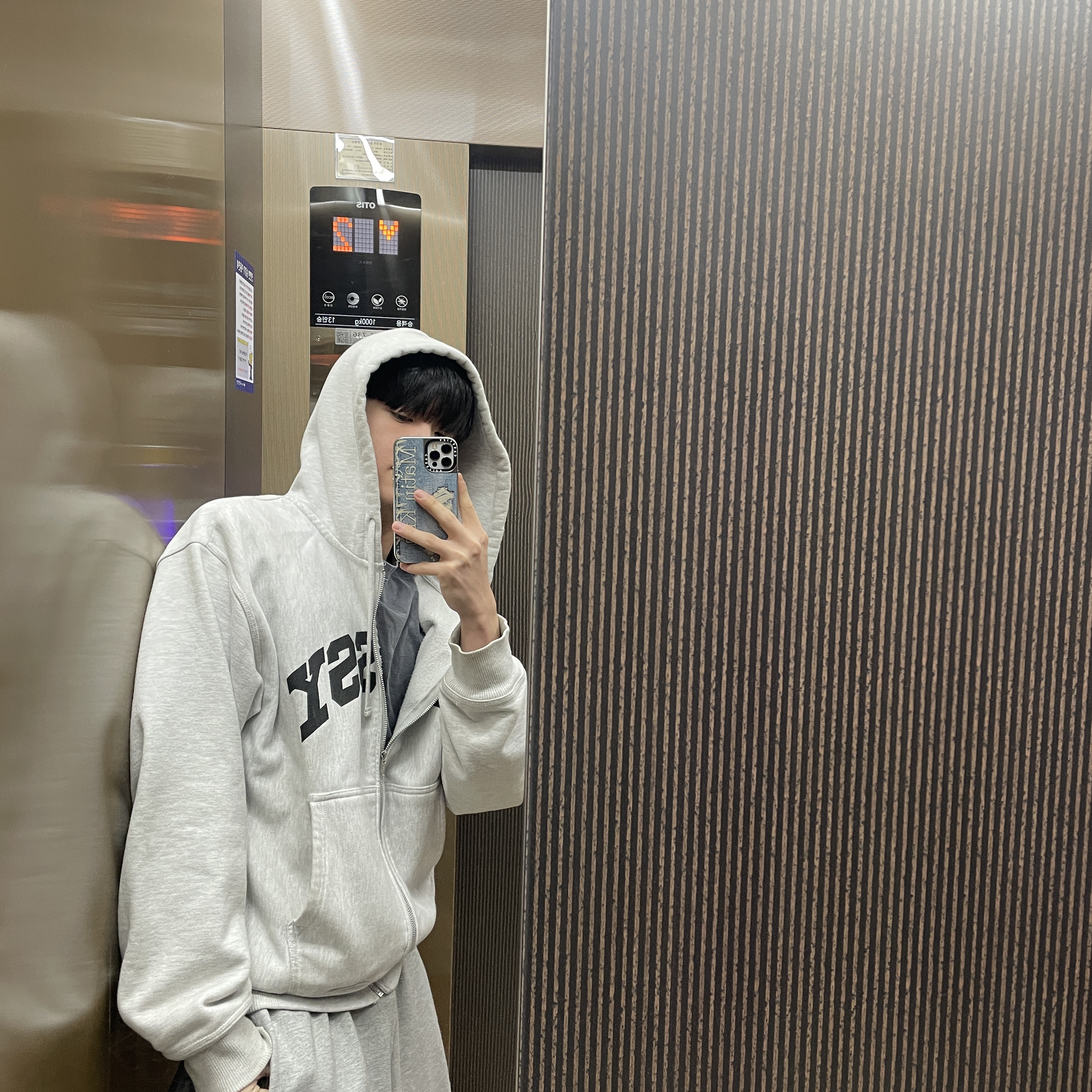 Stussy Block Sport Zip Hoodie Ash Heather, Casetify x Matin Kim iPhone Destroyed Denim Magsafe Mirror Case Silver 착용 스타일