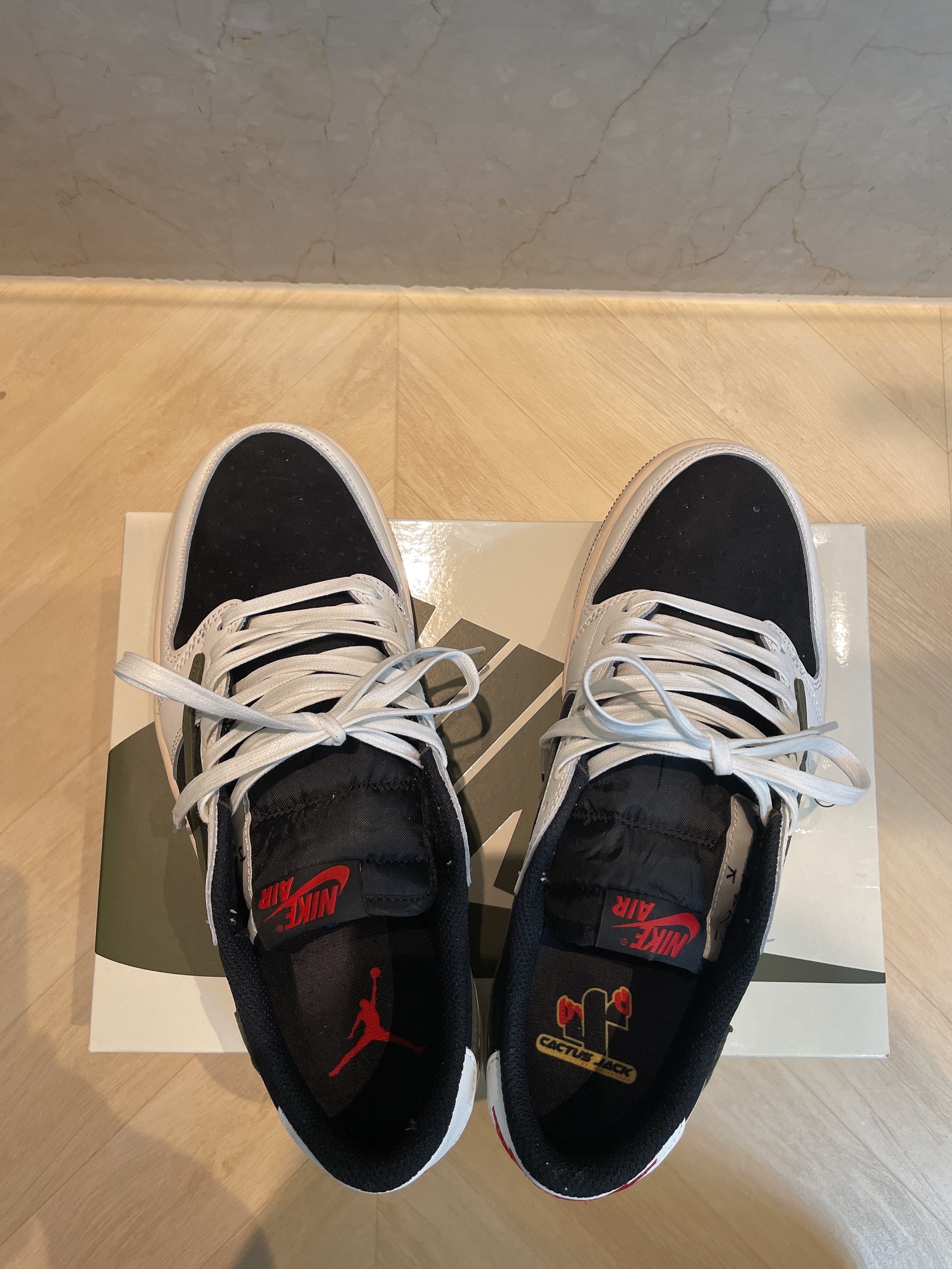 (W) Jordan 1 x Travis Scott Retro Low OG SP Medium Olive 착용 스타일 - 3