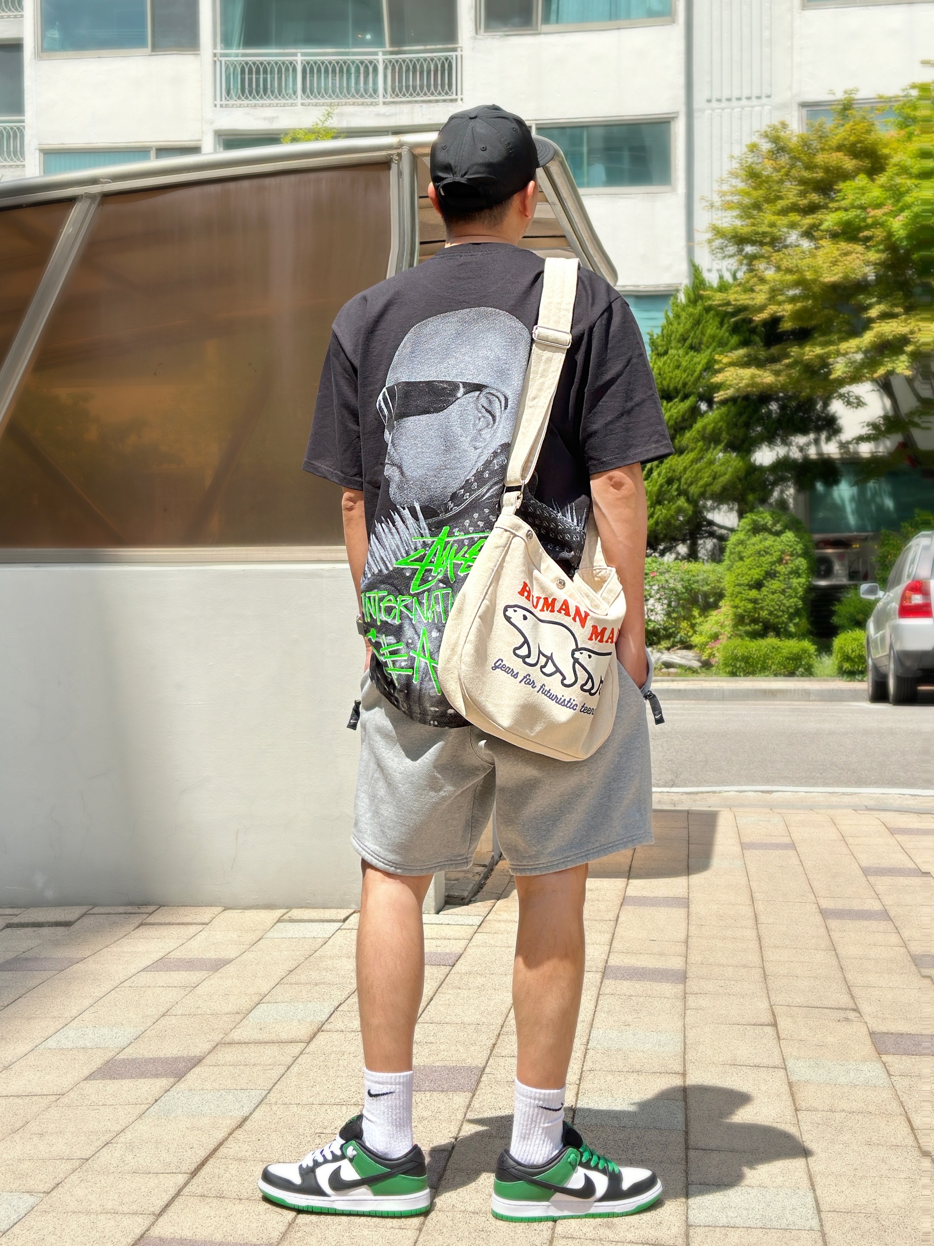 Essentials x New Era Retro Crown Strapback Navy, Stussy x Sean Paul T-Shirt Black 착용 스타일