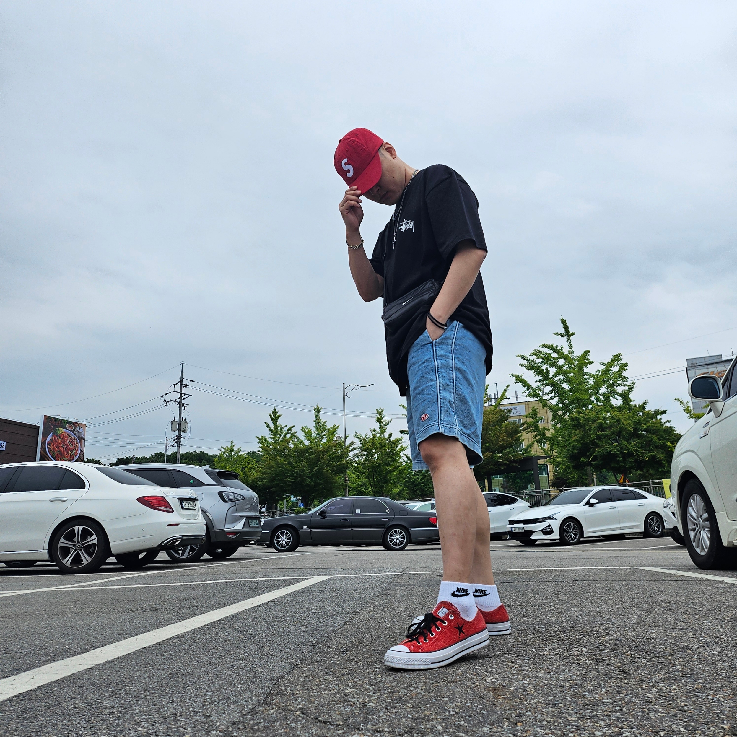 Supreme Seersucker S Logo 6-Panel Red - 24SS, Converse x Stussy Chuck 70 Ox Poppy Red 착용 스타일 - 1