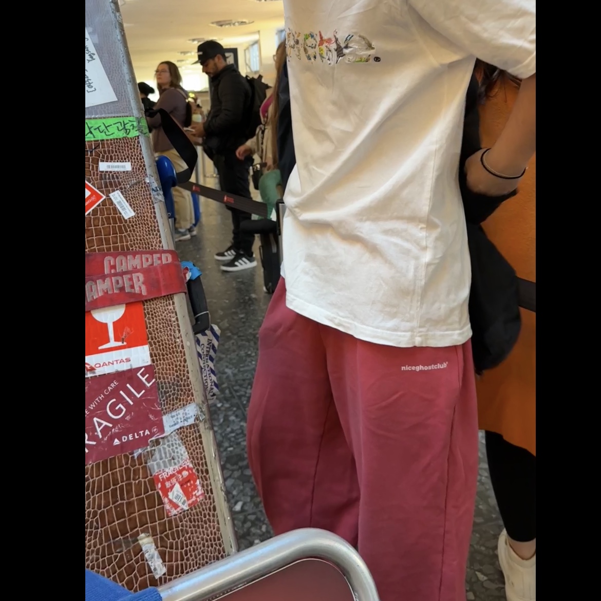 Supreme Animal Kingdom S/S Top White - 23SS, Adidas Yeezy Slide Dark Onyx 2024 착용 스타일