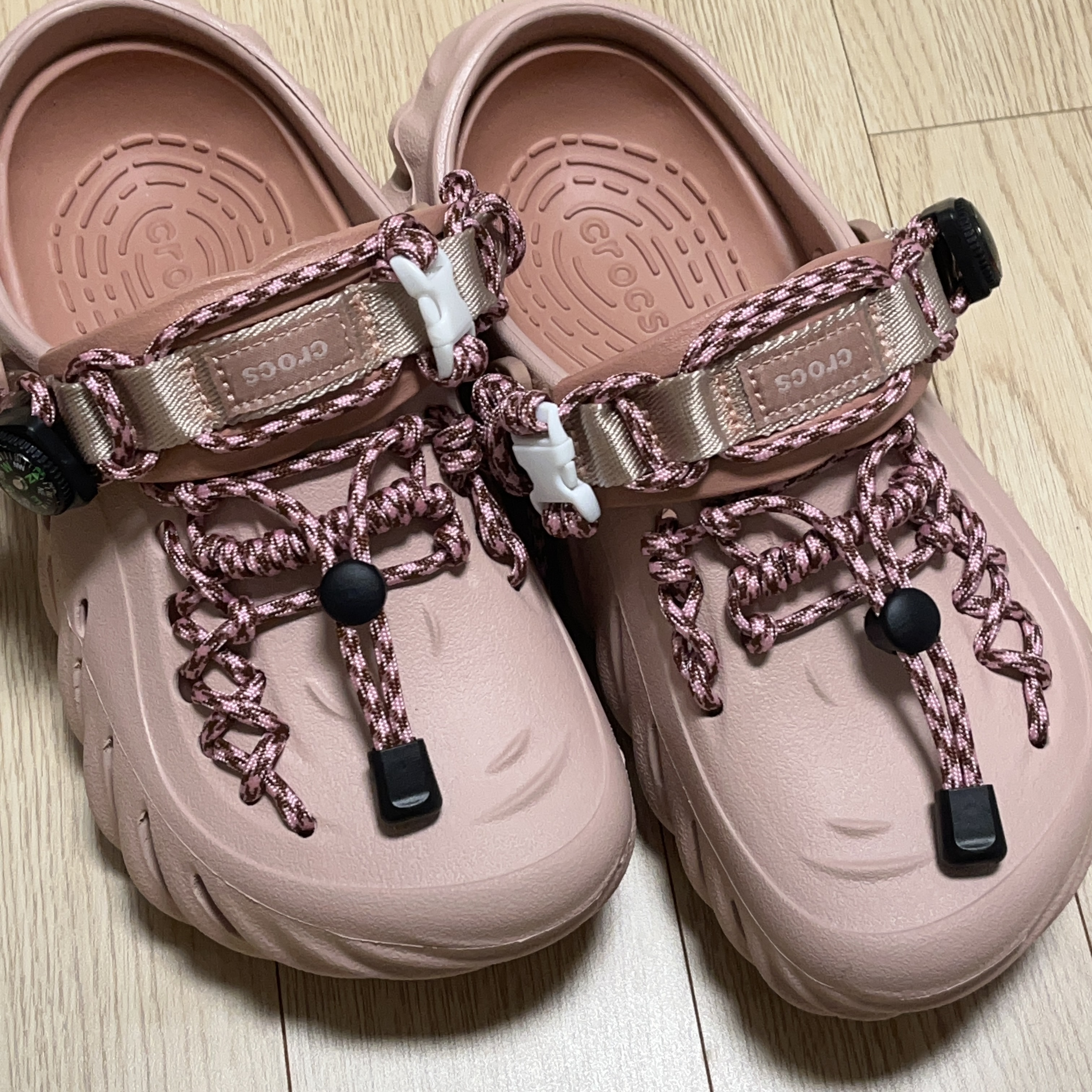 Crocs Echo Clog Pink Clay 착용 스타일 - 2