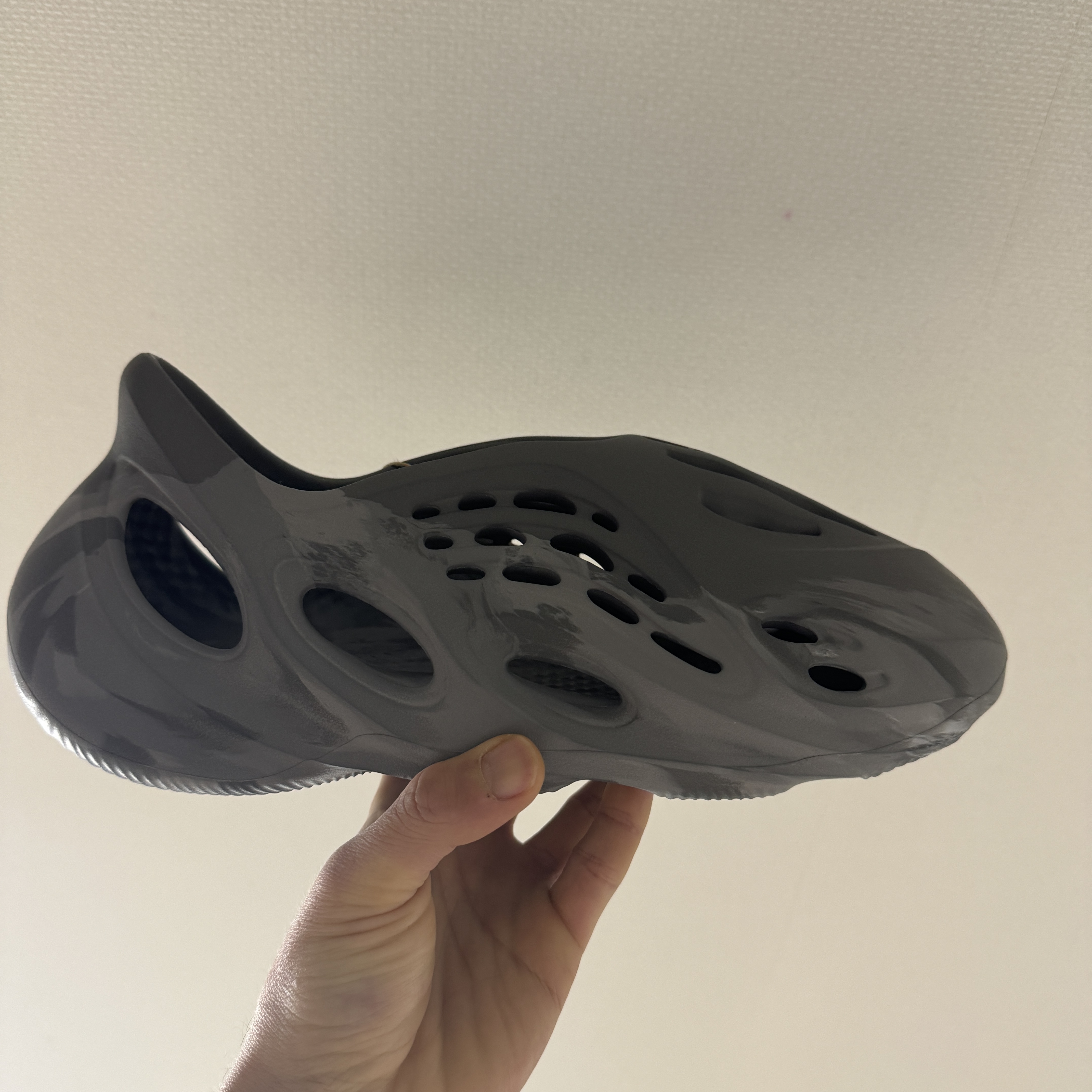 Adidas Yeezy Foam RNNR MX Granite 착용 스타일