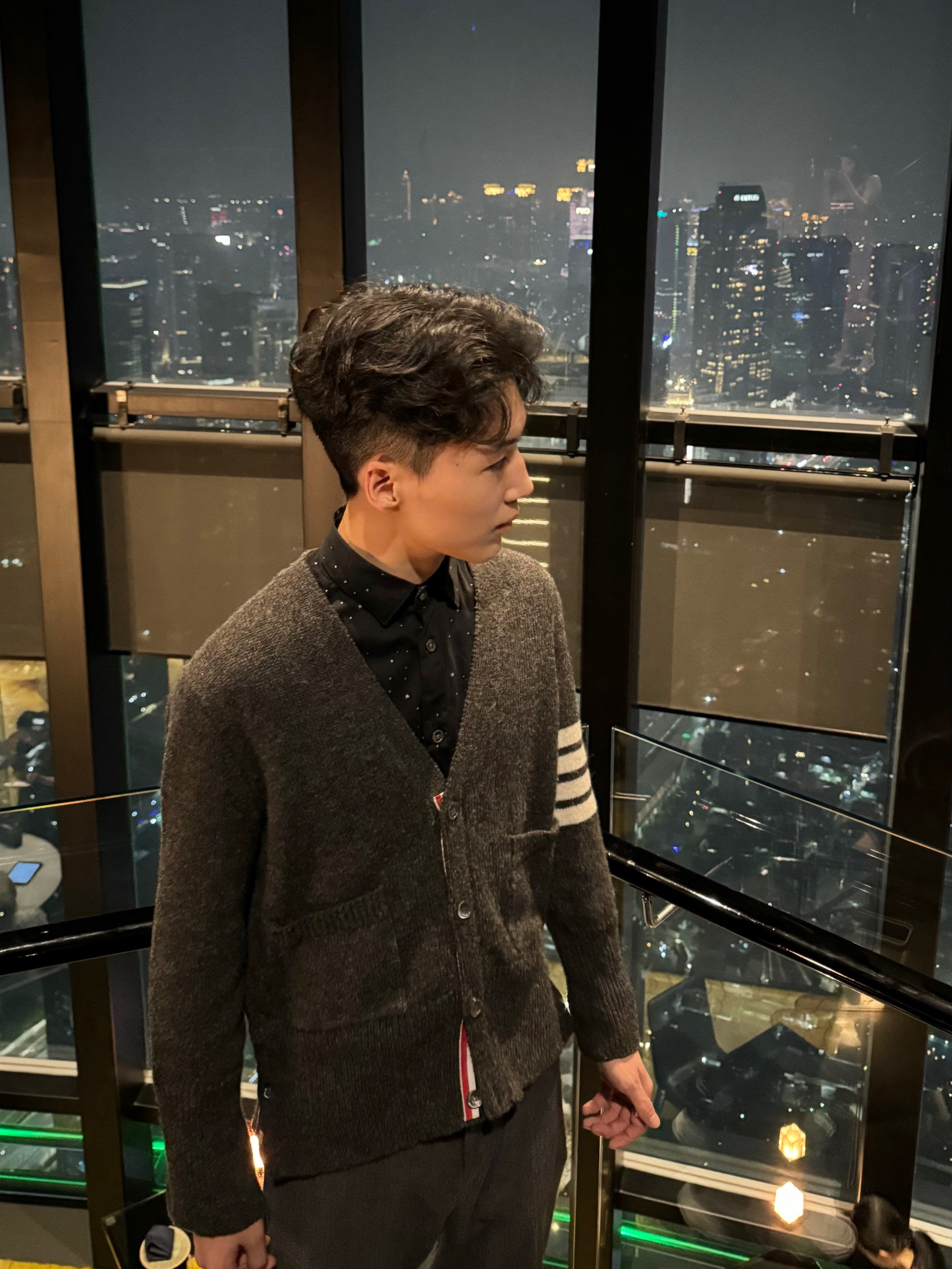Thom Browne Shetland 4-Bar Classic Cardigan Dark Grey, Alexander McQueen Court Trainer White Black 착용 스타일 - 1