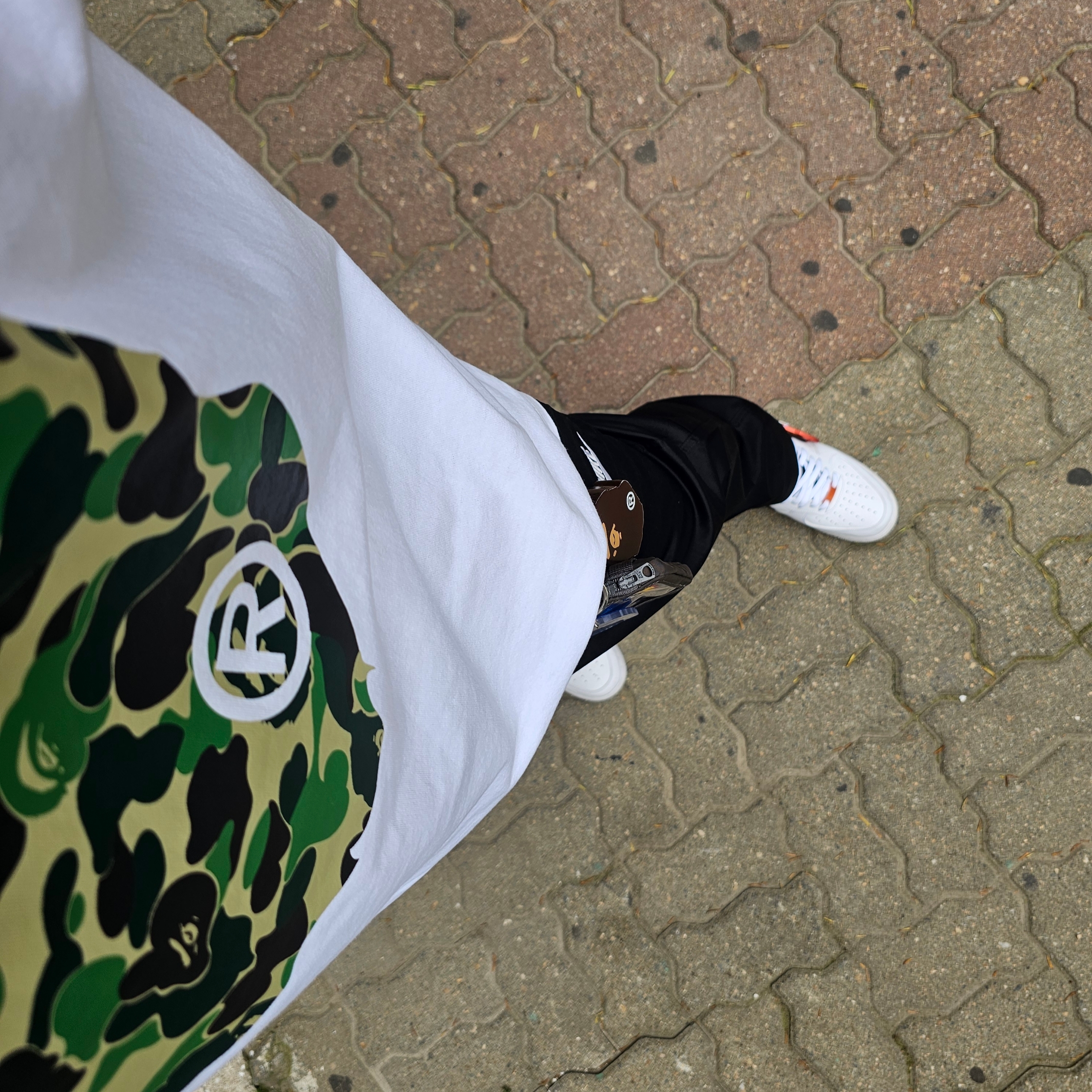 Nike Air Force 1 '07 PRM Carabiner Red, BAPE ABC Camo Big Ape Head T-Shirt White Green 착용 스타일 - 1