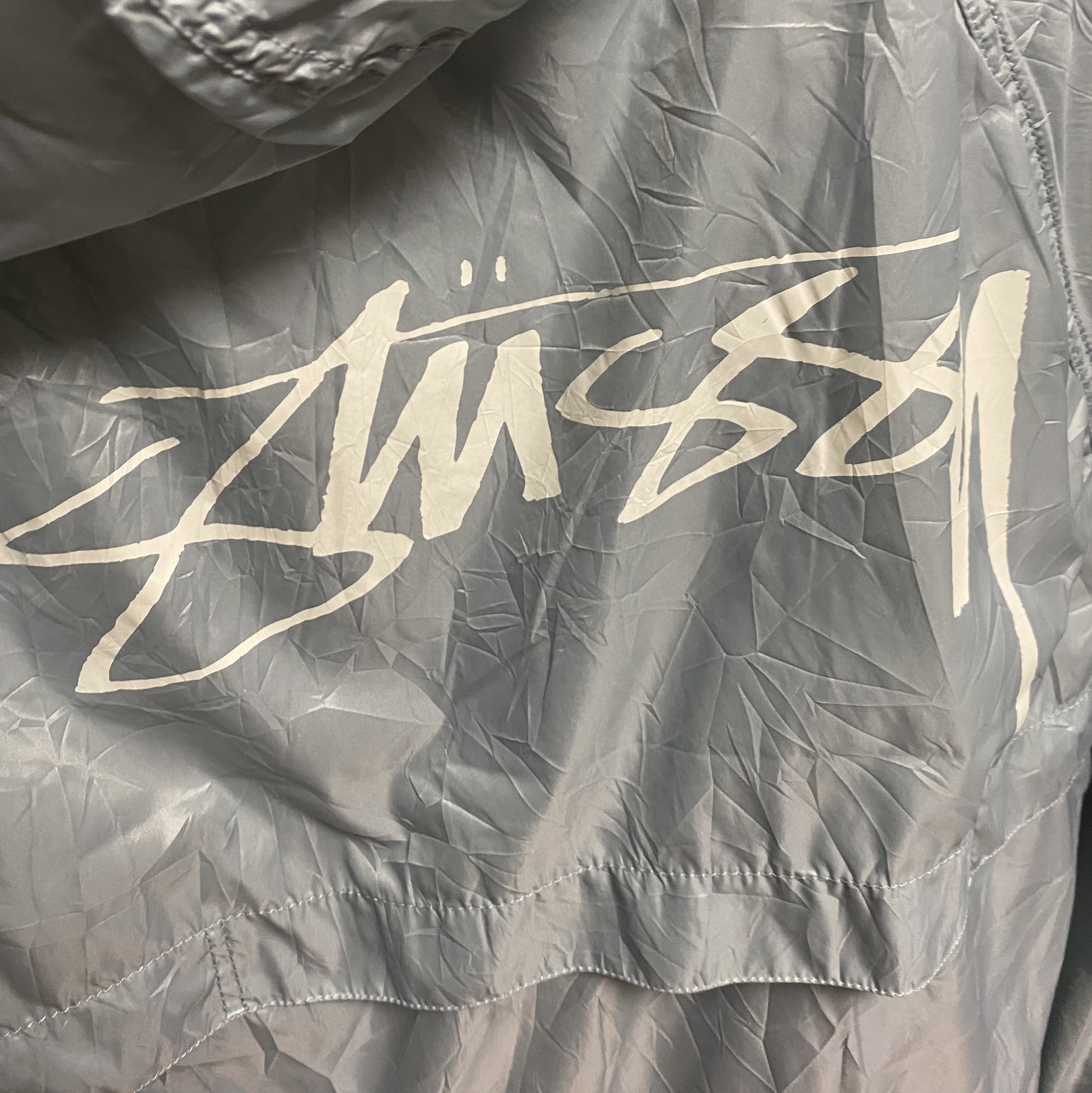 Stussy Beach Shell Wrinkled Nylon Jacket Slate 착용 스타일