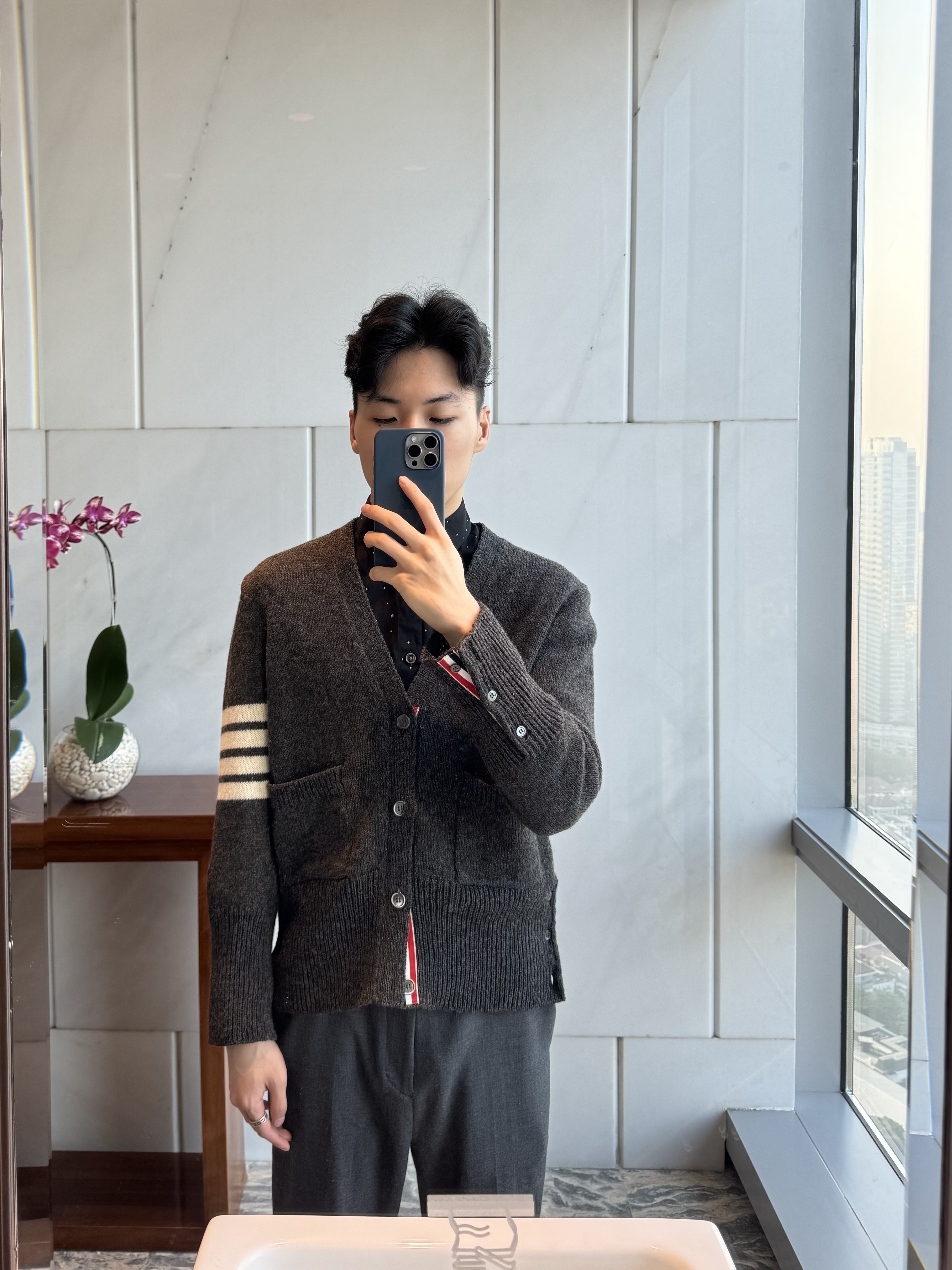 Thom Browne Shetland 4-Bar Classic Cardigan Dark Grey, Alexander McQueen Court Trainer White Black 착용 스타일 - 6