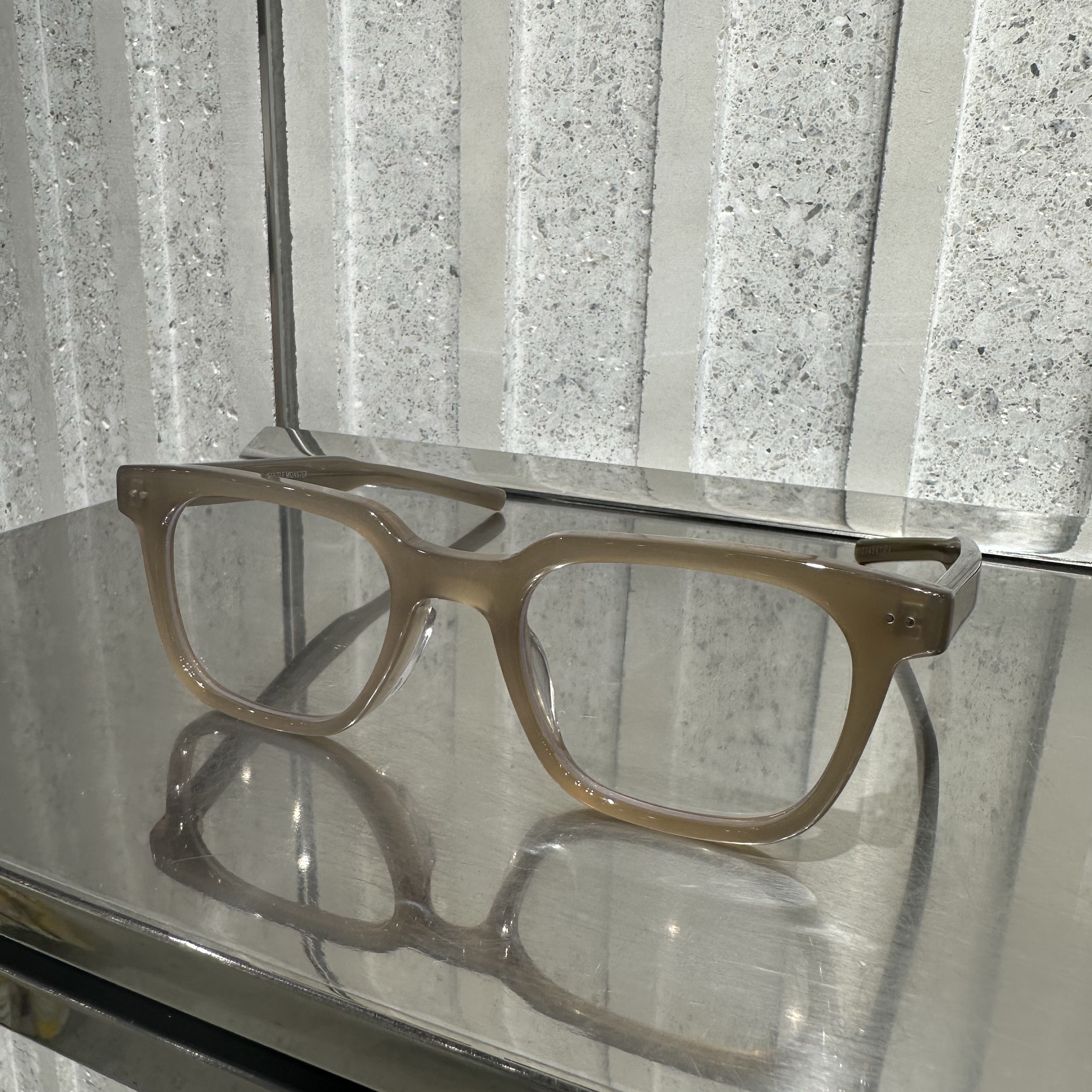 Gentle Monster x Maison Margiela MM117 Brown Translucent Clear 착용 스타일 - 3