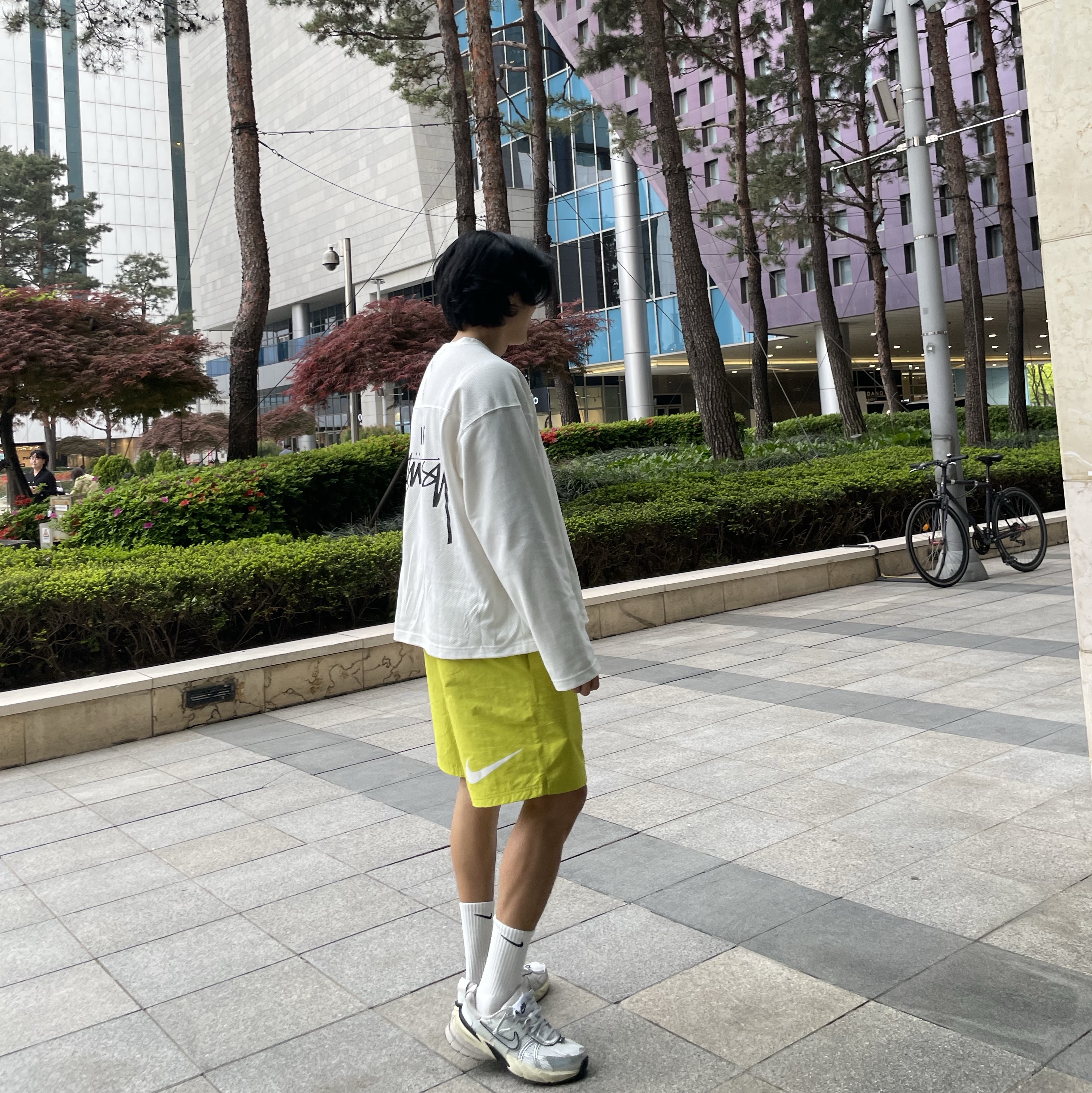 Nike x Stussy Shorts High Voltage (FJ9167-344), Nike x Stussy Long Sleeve Top Sail (FJ9164-133) 착용 스타일 - 2
