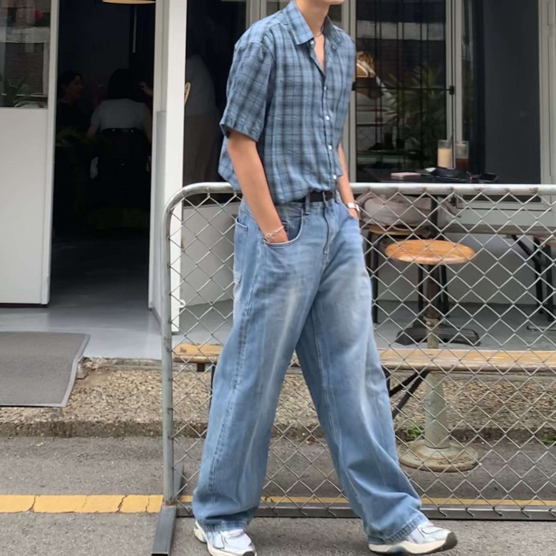카시오 A-158WA-1, 밀로 아카이브 리플렉트 커브드 팬츠 라이트 블루 착용 스타일 - 1