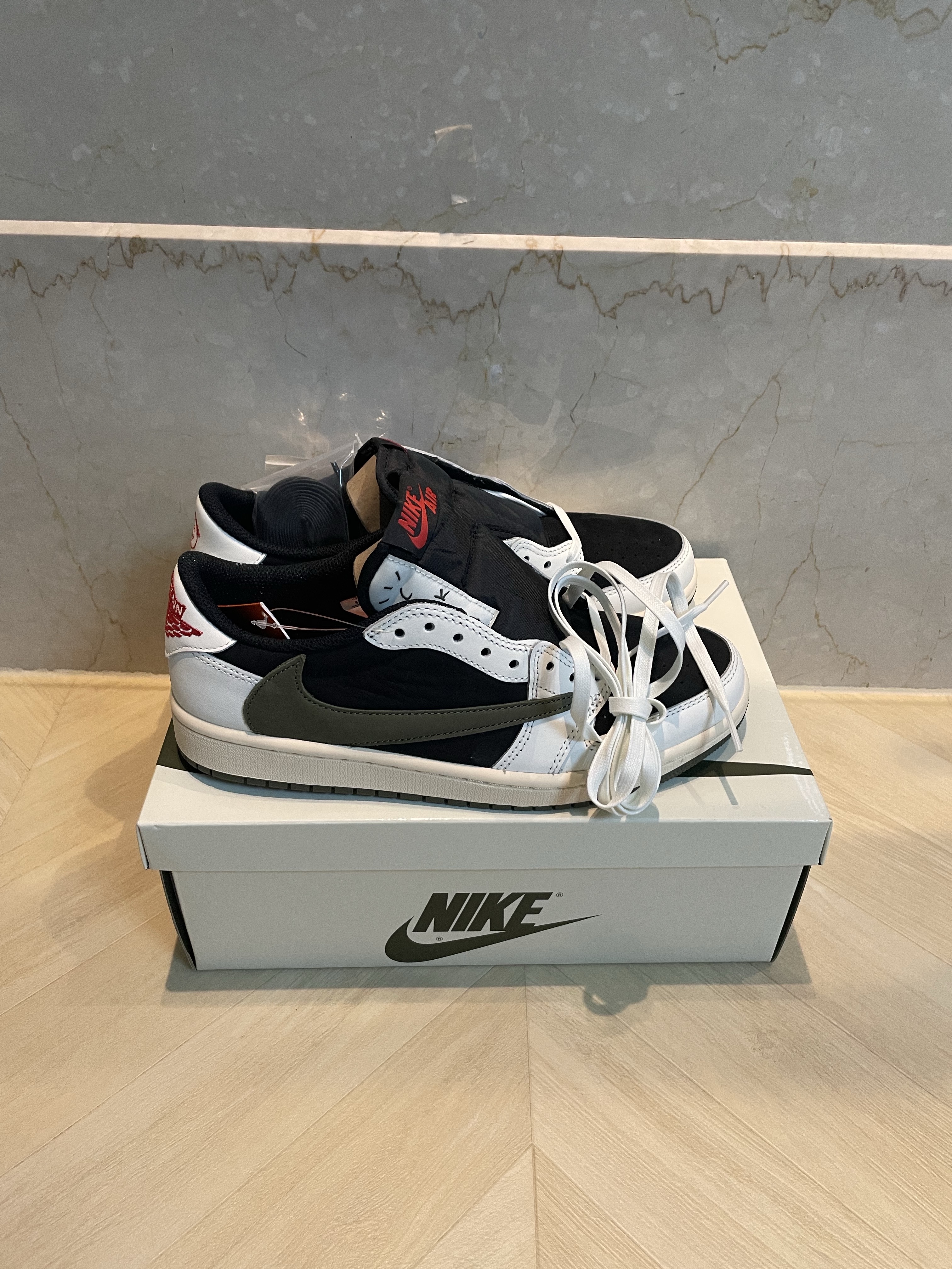 (W) Jordan 1 x Travis Scott Retro Low OG SP Medium Olive 착용 스타일 - 2