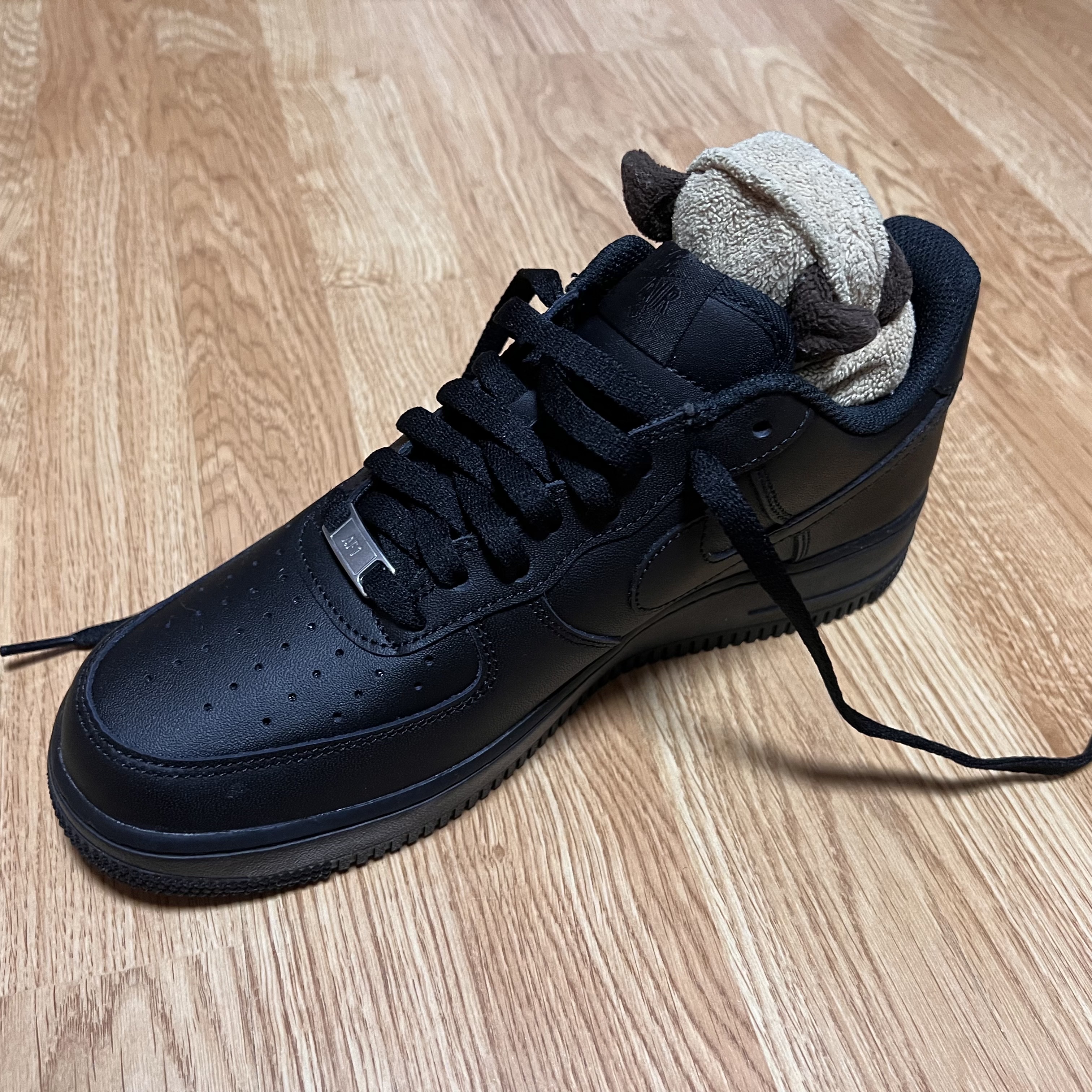 Nike Air Force 1 '07 Low Triple Black 착용 스타일 - 2