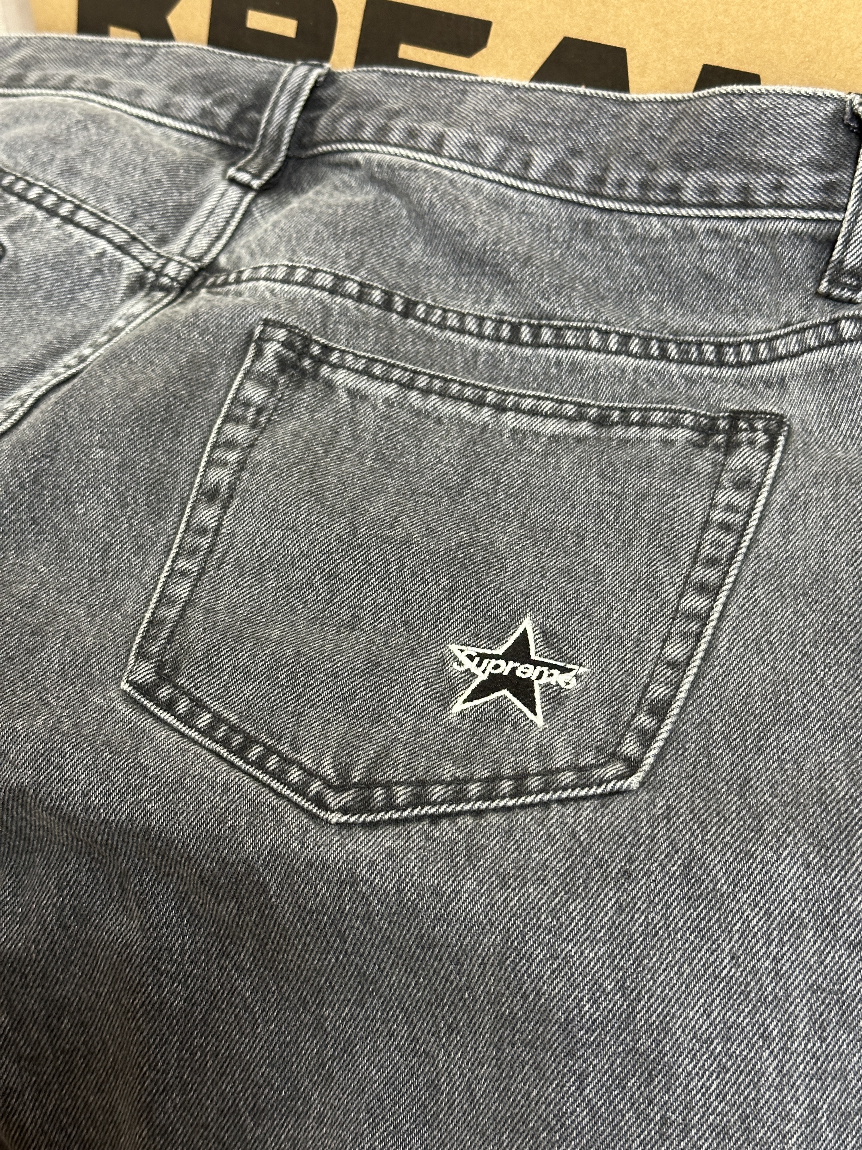 Supreme Regular Jean Black - 24SS 착용 스타일 - 2