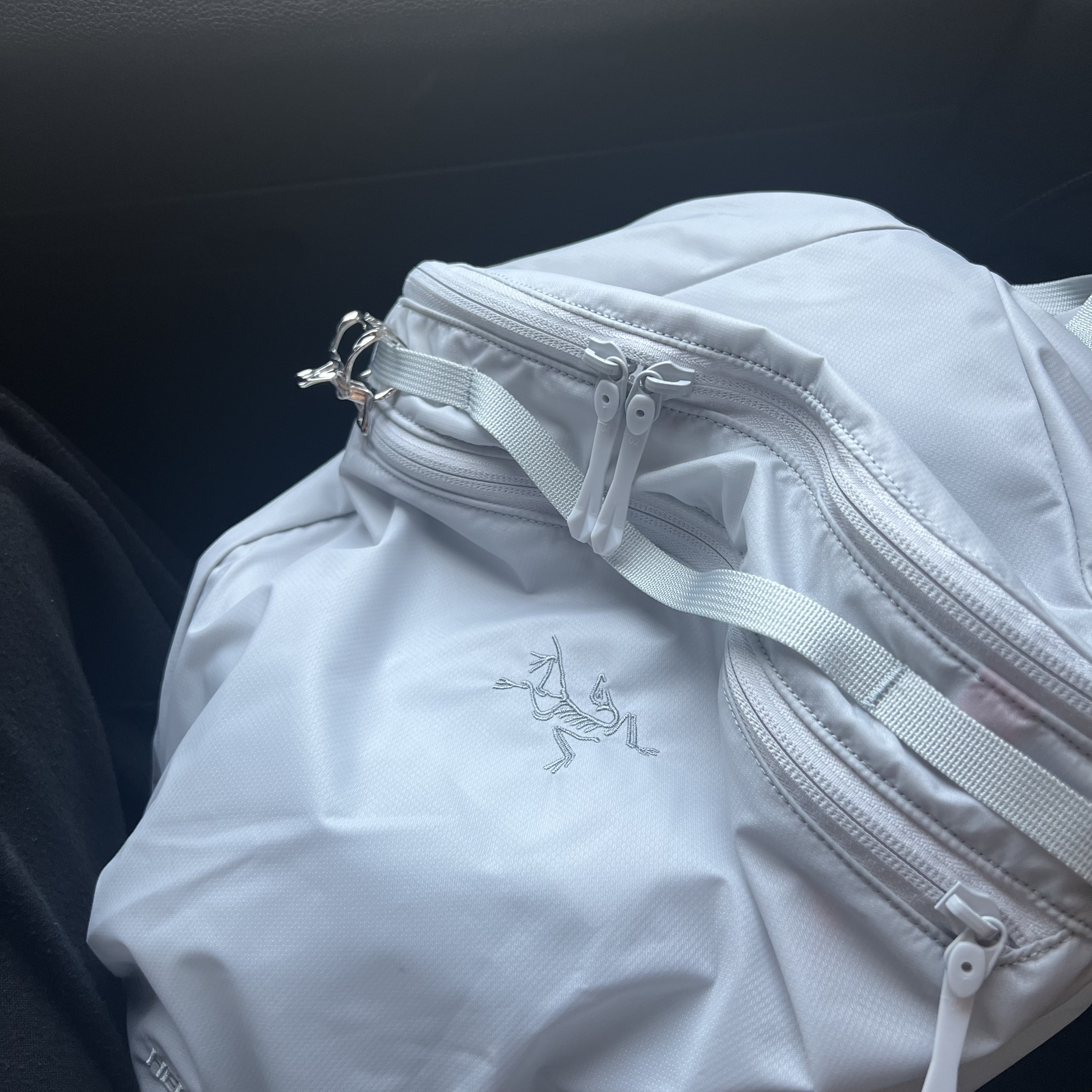 Arc'teryx Heliad 15 Backpack Solitude, Beats Studio Pro Wireless Over Ear Headphone Black (Korean Ver.) 착용 스타일 - 1