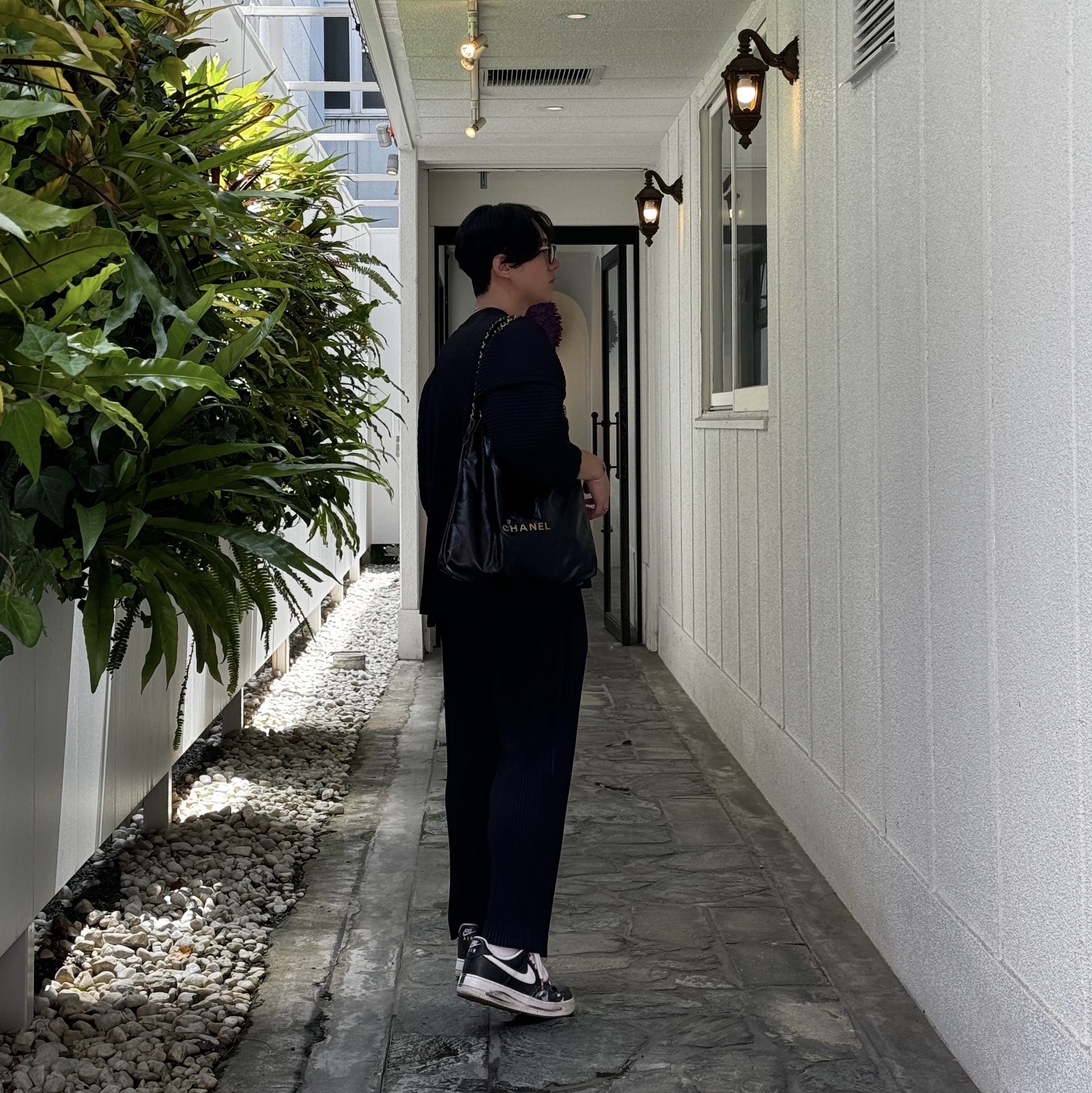 Chanel 22 Large Handbag Shiny Calfskin & Gold Black, Homme Plisse Issey Miyake Straight Basics Pants Black 착용 스타일