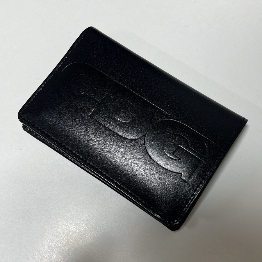 CDG Embossed Logo Wallet Black 착용 스타일