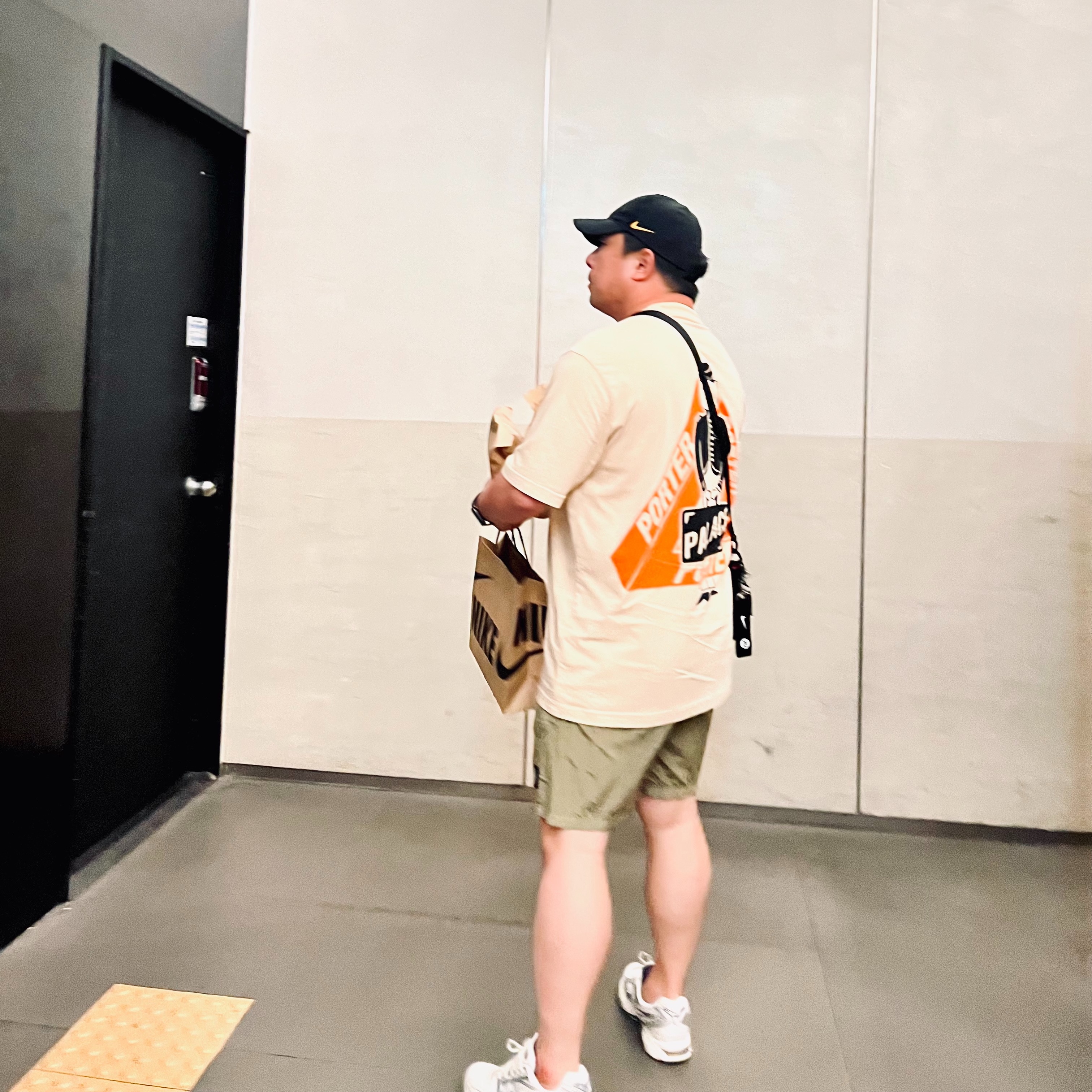 Nike x Drake Nocta Essential Cap Black, Palace x Porter Tri-Ferg Bell Boy T-Shirt Sand 착용 스타일