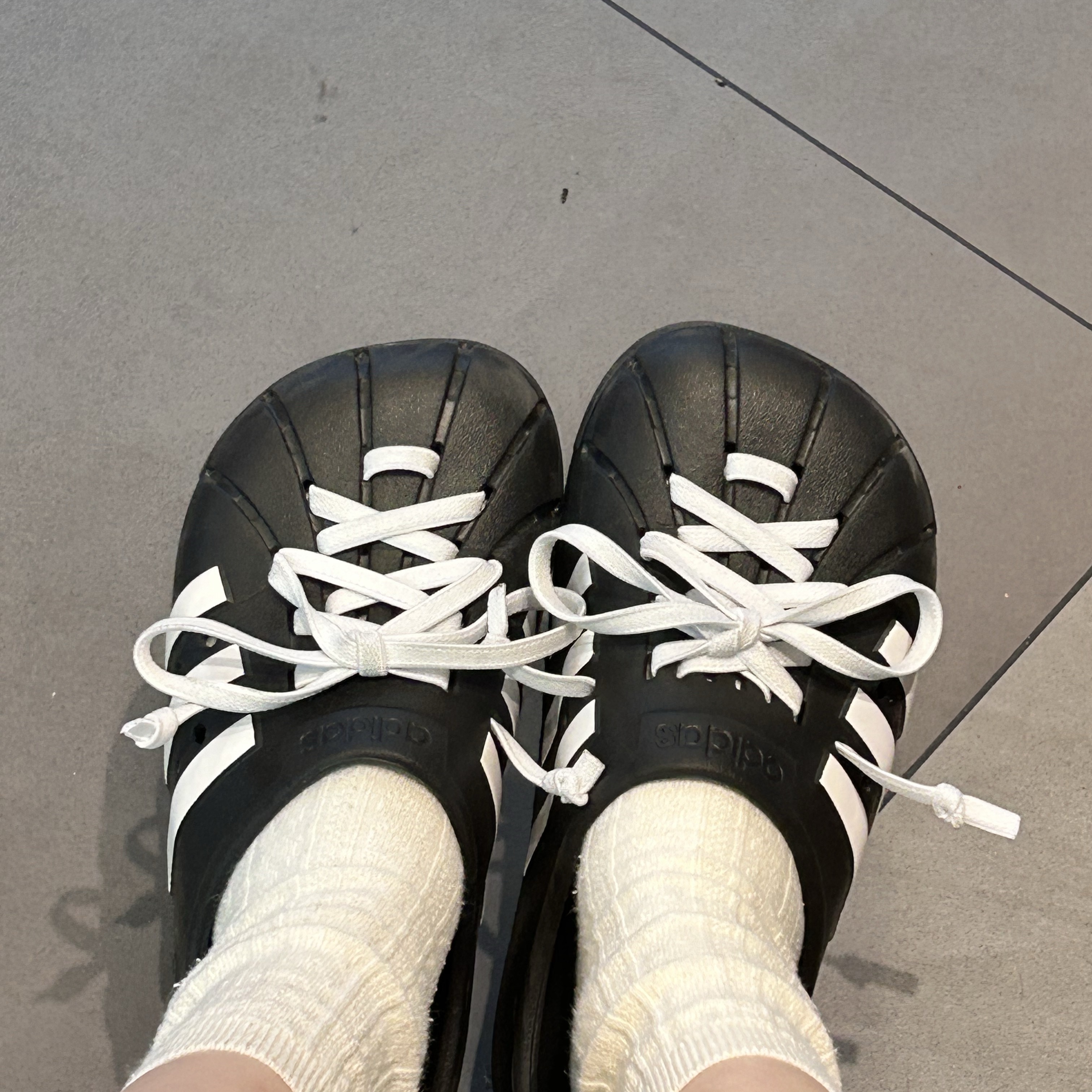 Adidas Adilette Clog Black White 착용 스타일 - 2