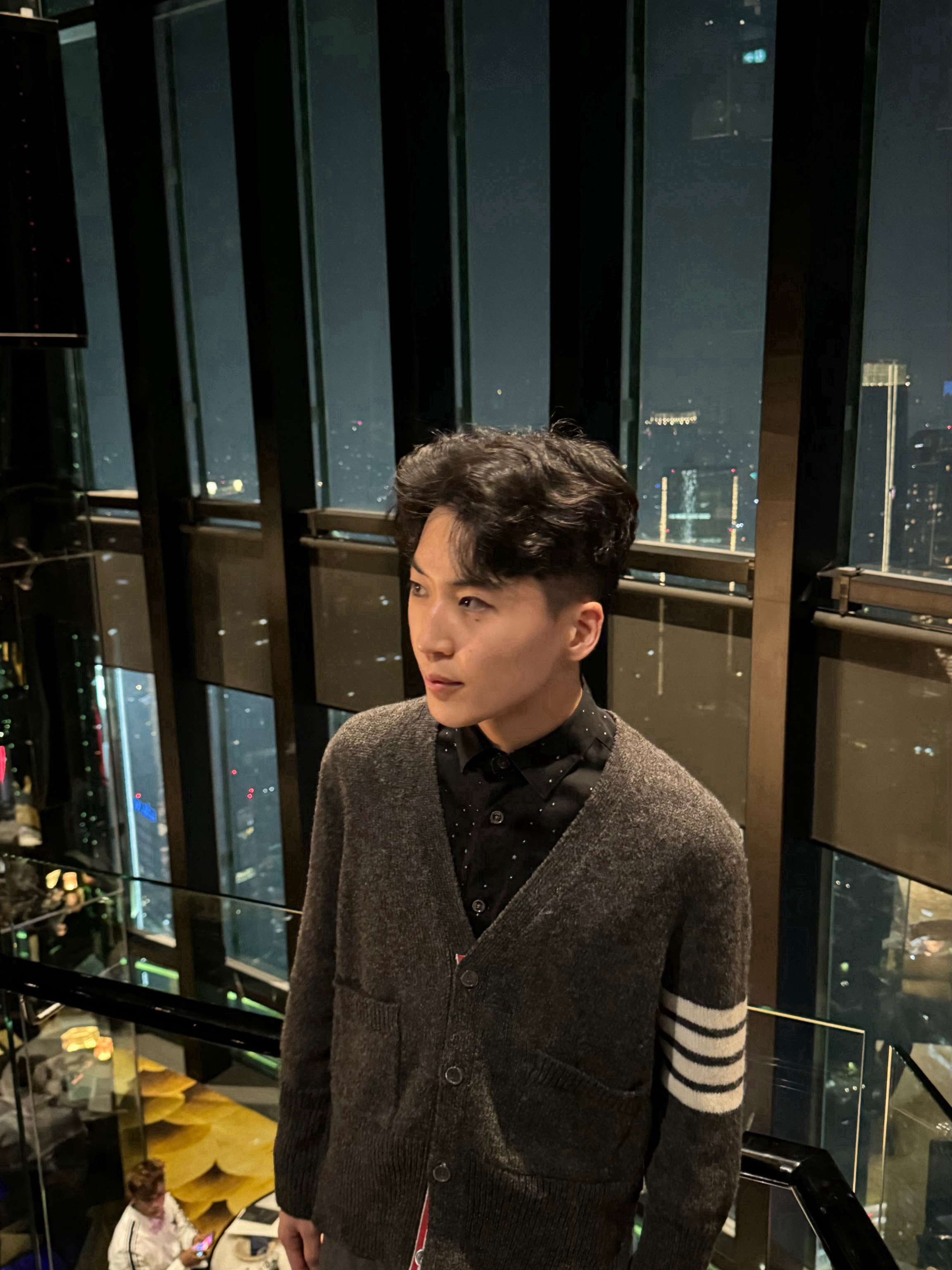 Thom Browne Shetland 4-Bar Classic Cardigan Dark Grey, Alexander McQueen Court Trainer White Black 착용 스타일 - 2