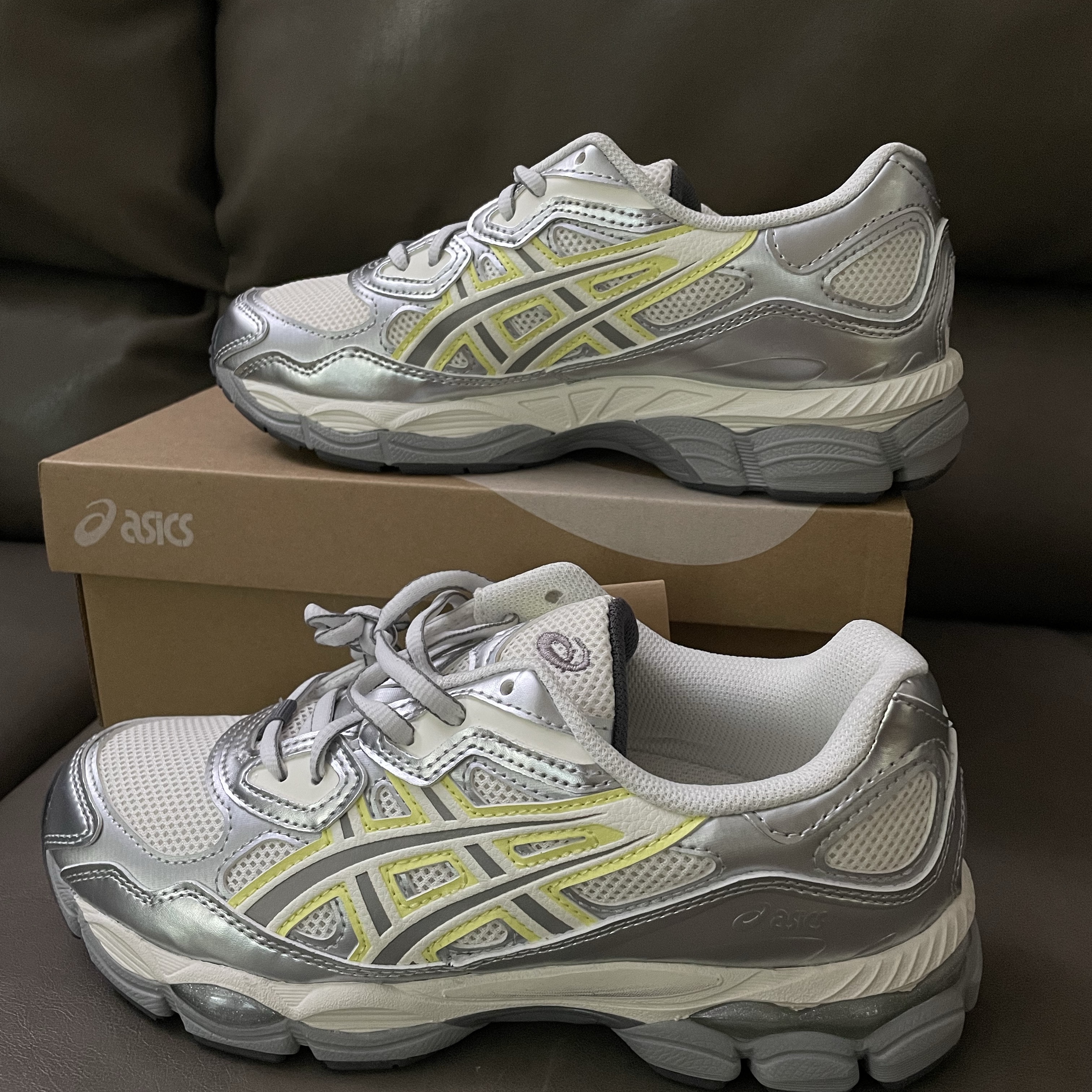 (W) Asics x Emmi Gel-NYC White Huddle Yellow 착용 스타일 - 1