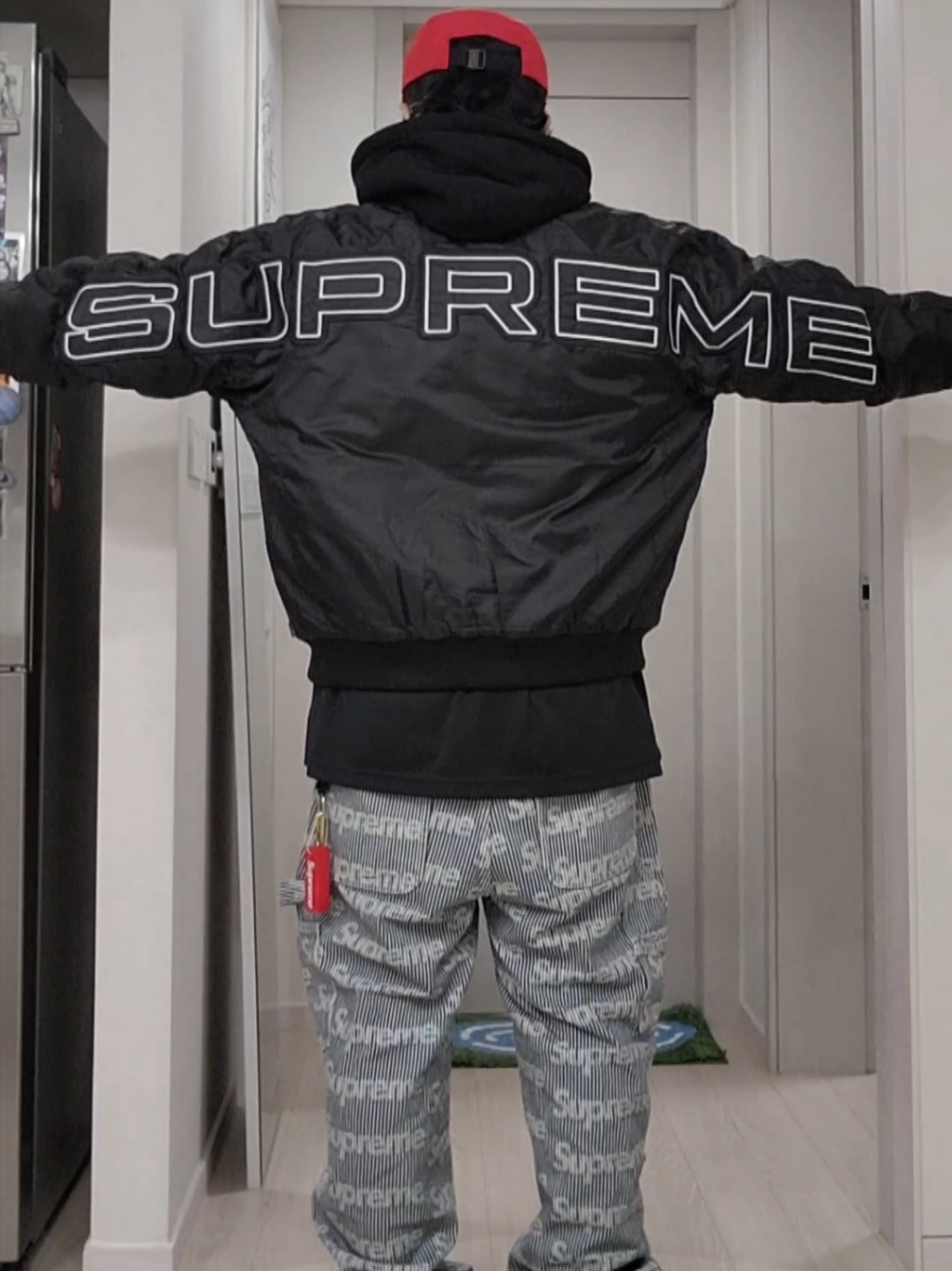 Supreme Hooded Stadium Jacket Black - 24SS, Supreme Mesh Side Panel Camp Cap Red - 24SS 착용 스타일 - 1
