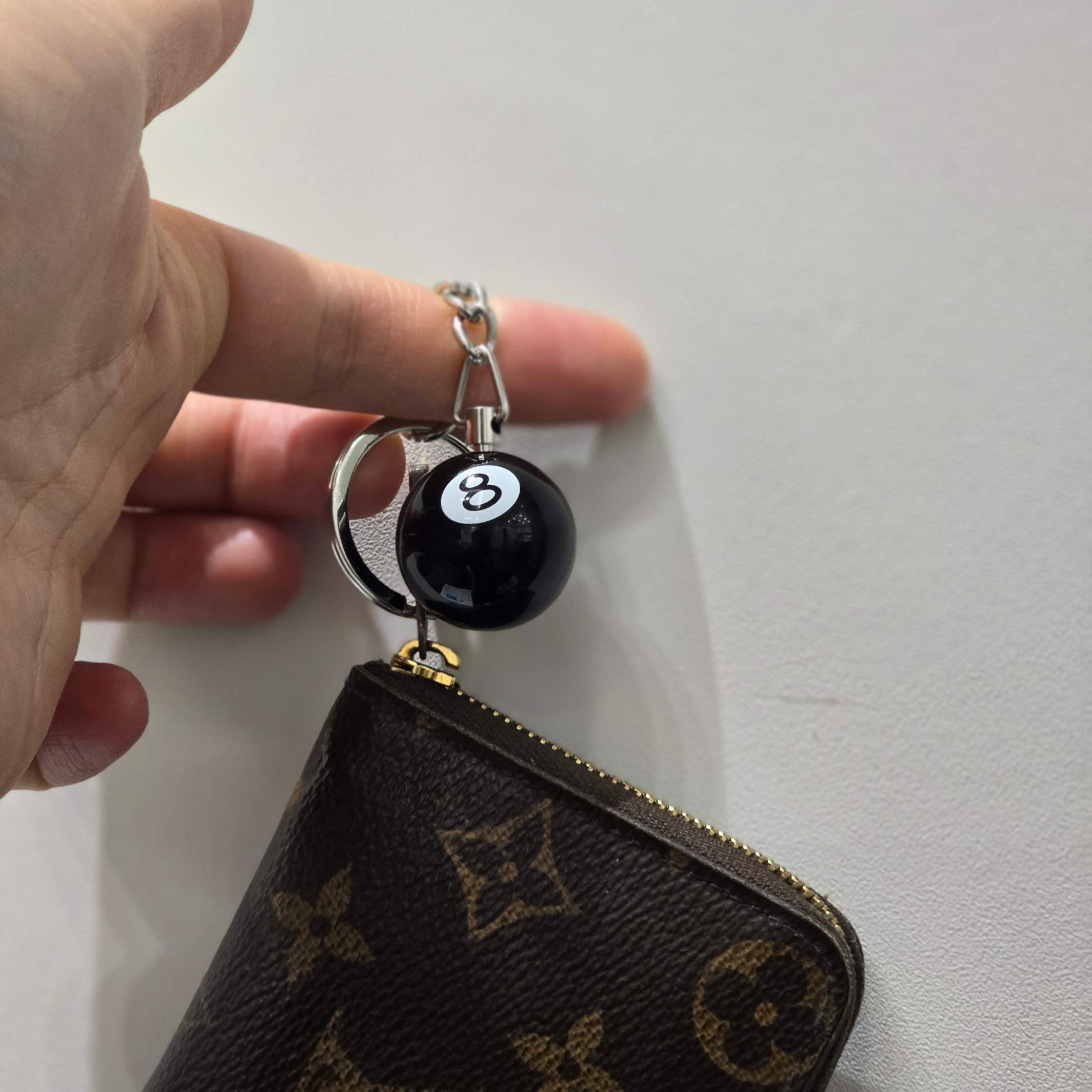 Stussy 8 Ball Keychain Black 착용 스타일