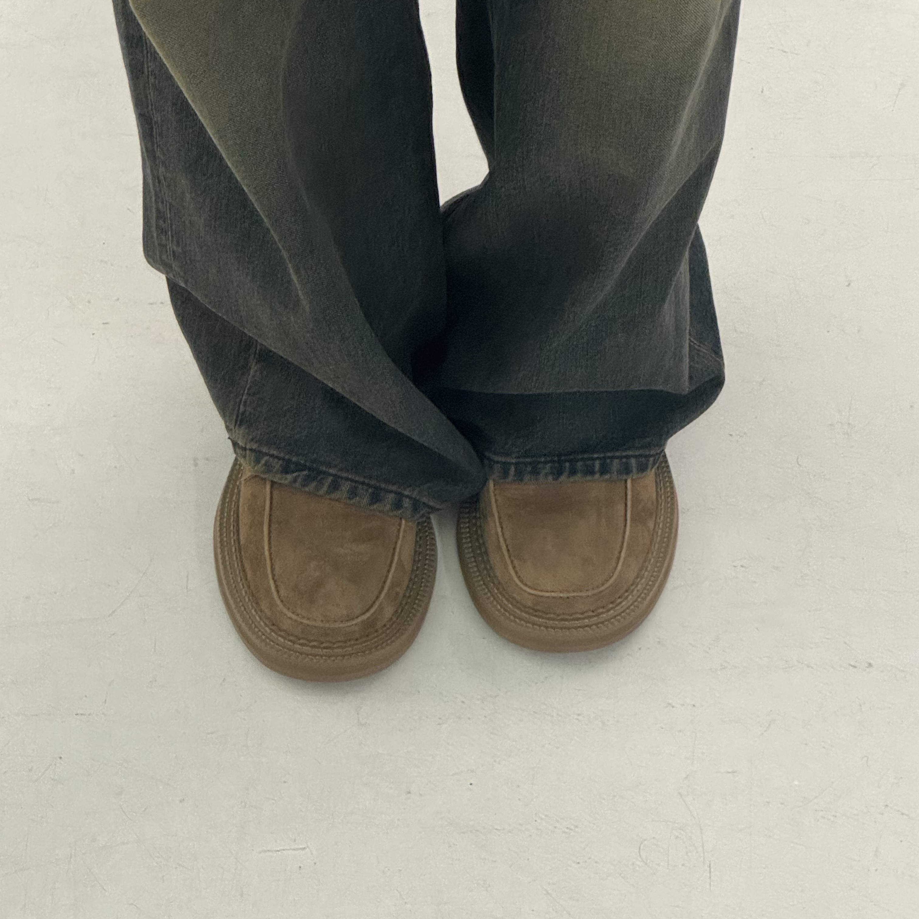 STU Suede Loafer Beige 착용 스타일 - 1
