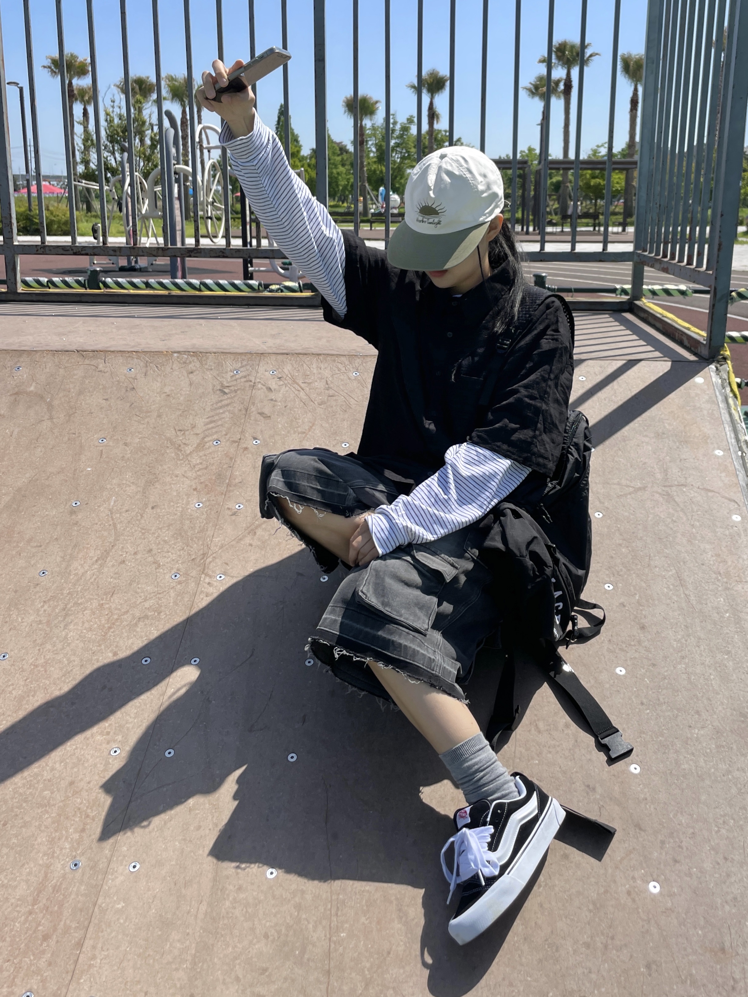 Palace x Gap Backpack Black - 24SS, Vans Knu-Skool Black True White 착용 스타일 - 3