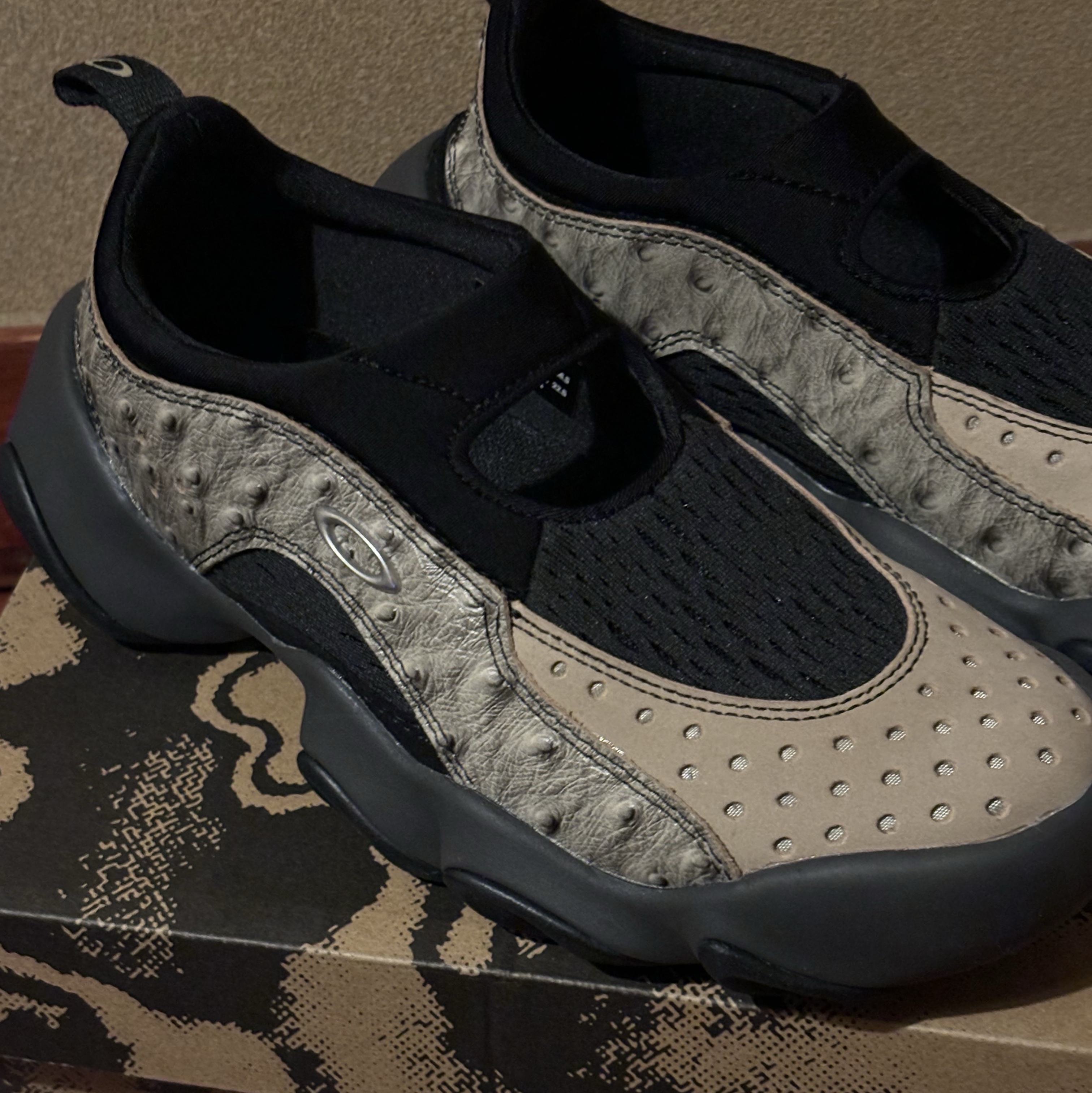 Oakley Factory Team x Brain Dead Ostrich Flesh Sandal Castle Black 착용 스타일 - 2